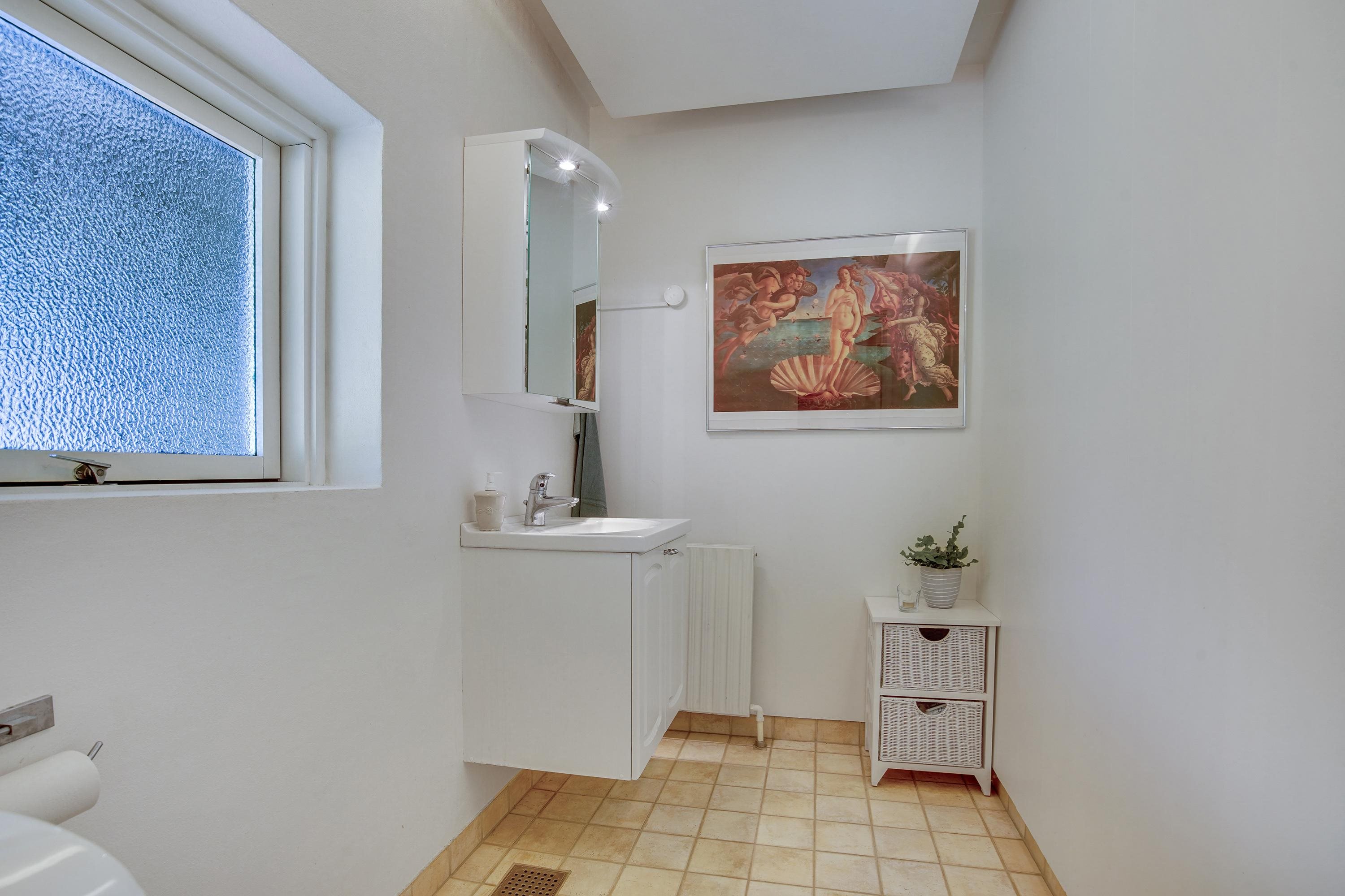 Fremhævet badeværelse billede i fuldskærmstilstand. Billede af Skansebakken 23A, Horne, 9850 Hirtshals