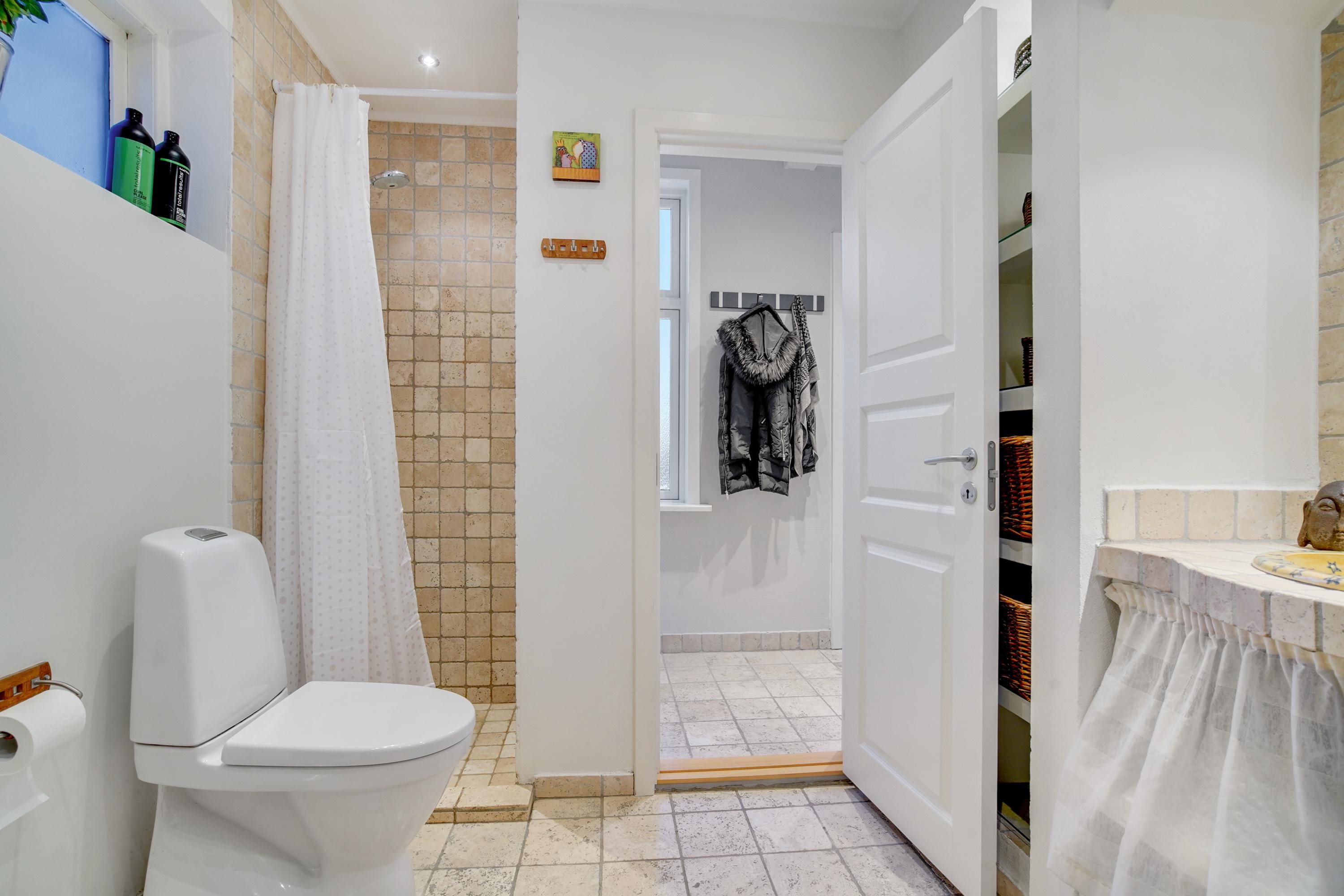 Fremhævet badeværelse billede i fuldskærmstilstand. Billede af Skagensvej 14, 9800 Hjørring