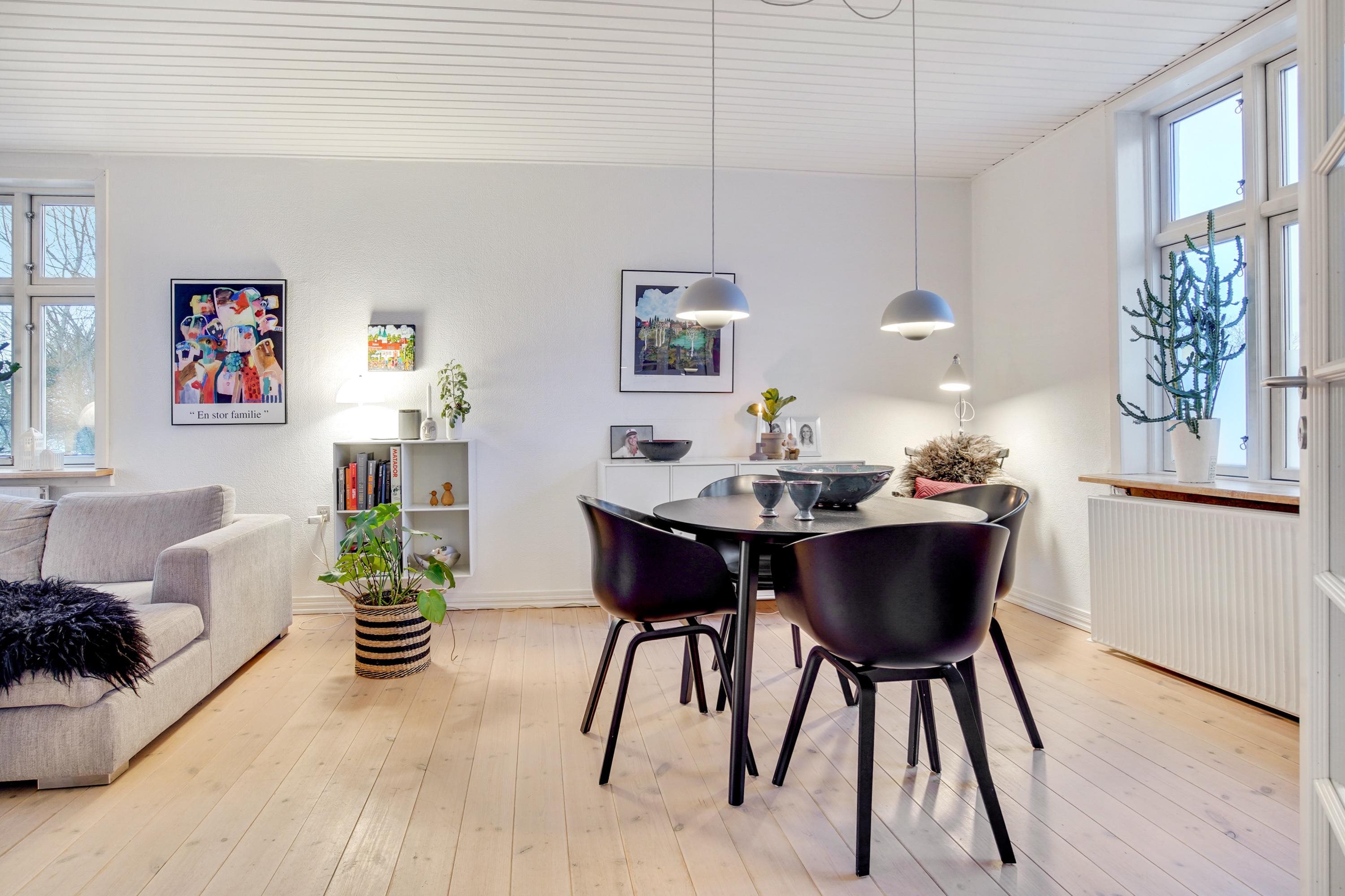 Fremhævet stue billede i fuldskærmstilstand. Billede af Skagensvej 14, 9800 Hjørring