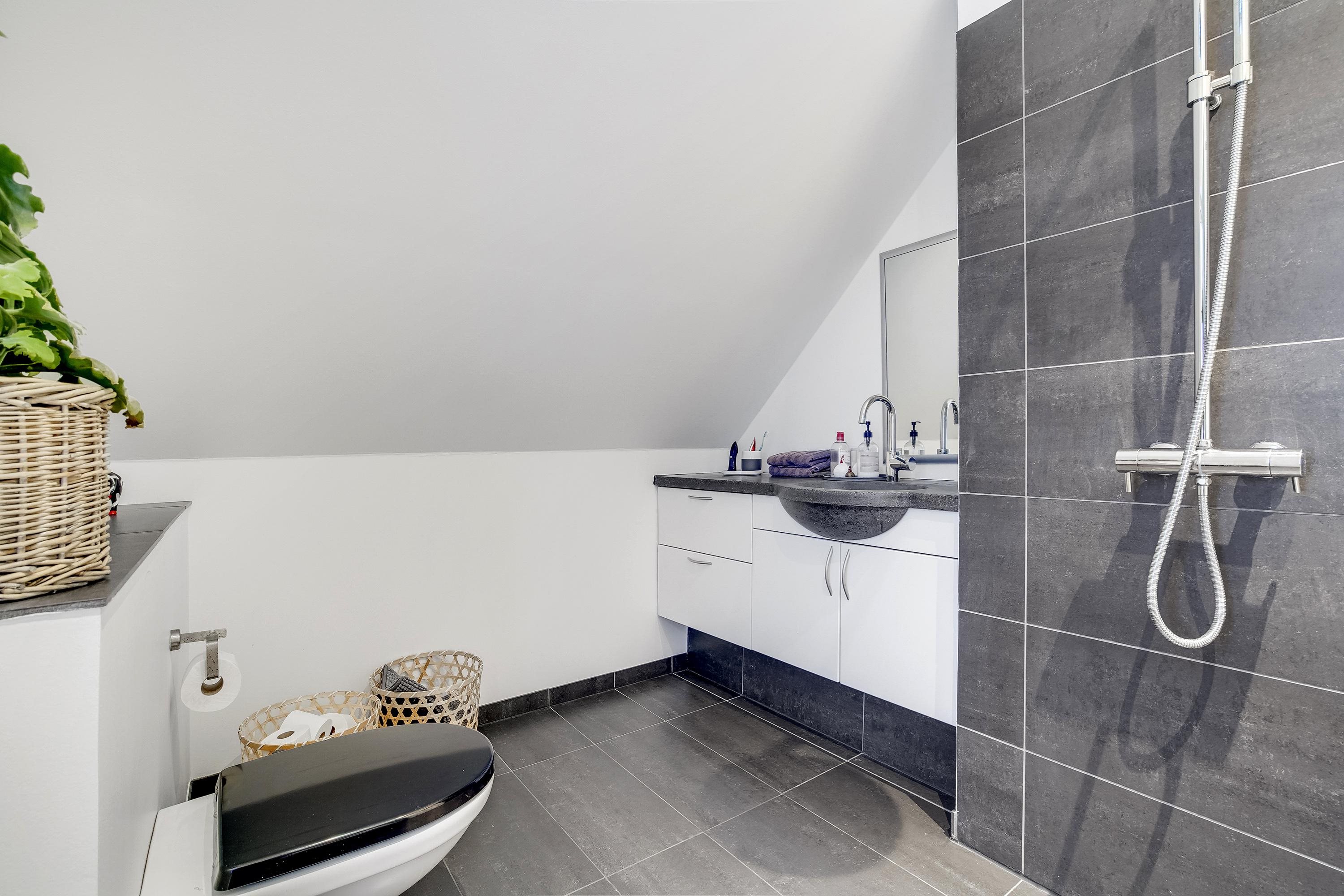 Fremhævet badeværelse billede i fuldskærmstilstand. Billede af Skagensvej 14, 9800 Hjørring