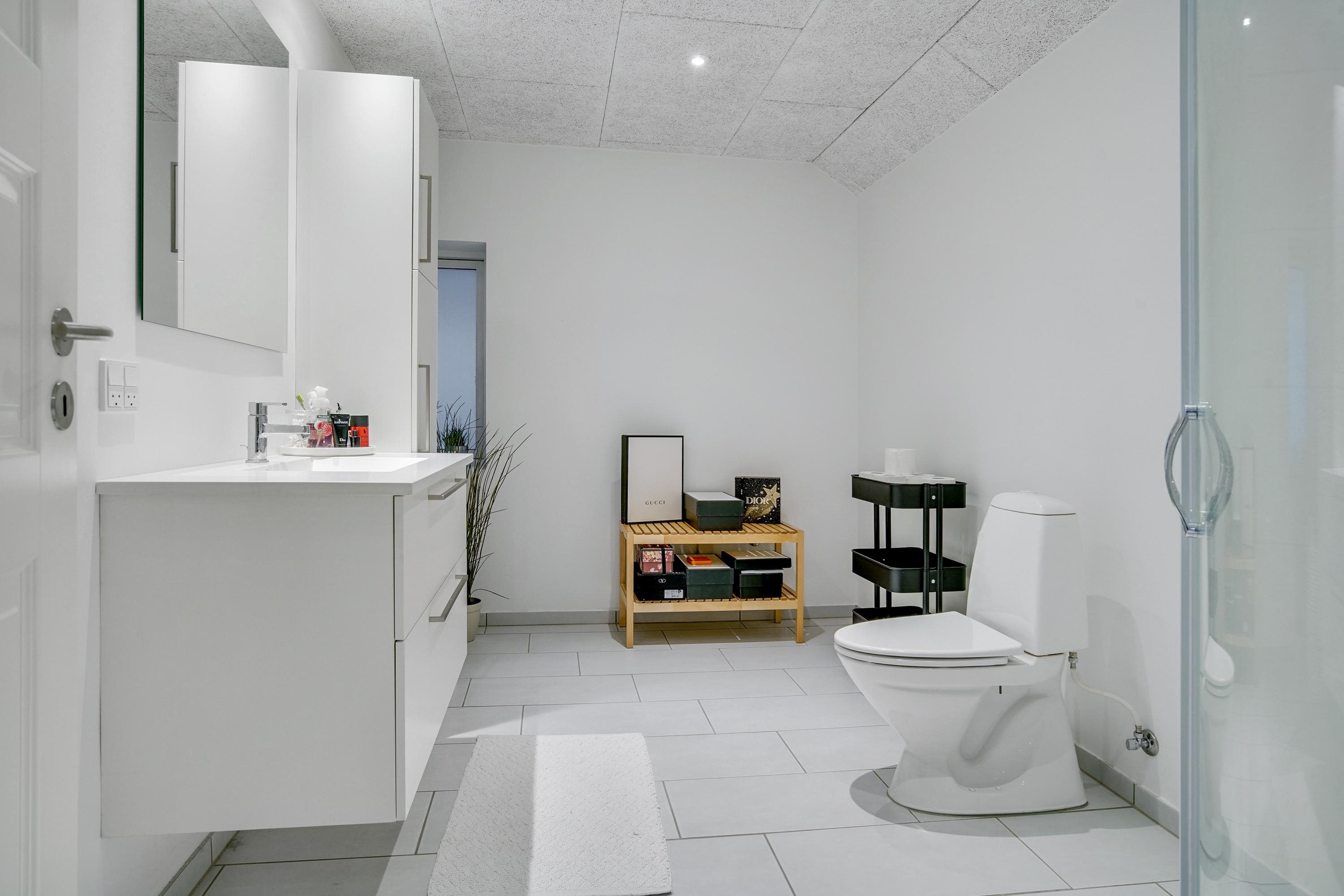 Fremhævet badeværelse billede i fuldskærmstilstand. Billede af Skagensvej 14, 9800 Hjørring