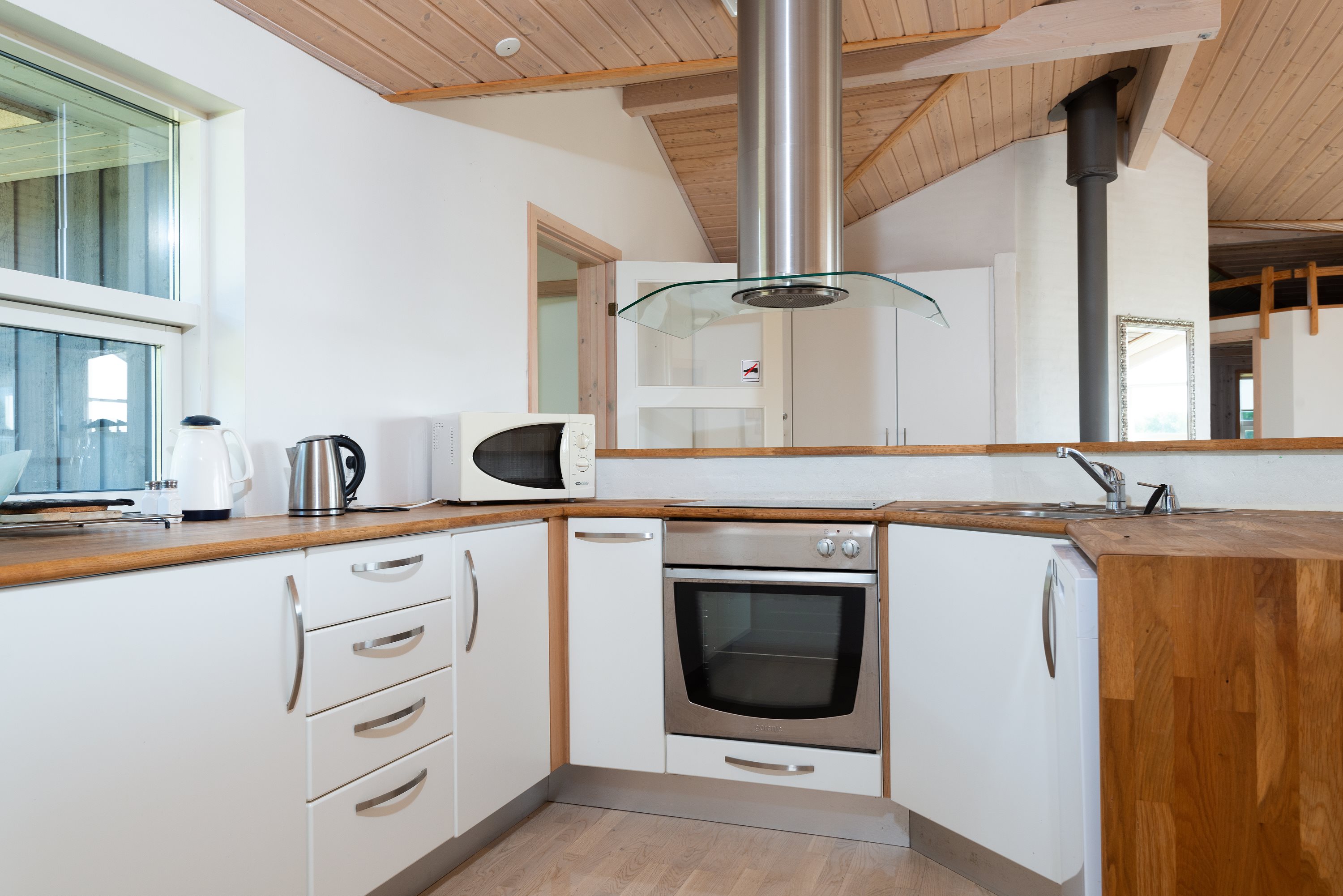 Fremhævet køkken billede i fuldskærmstilstand. Billede af Revlen 16, Bratten, 9981 Jerup