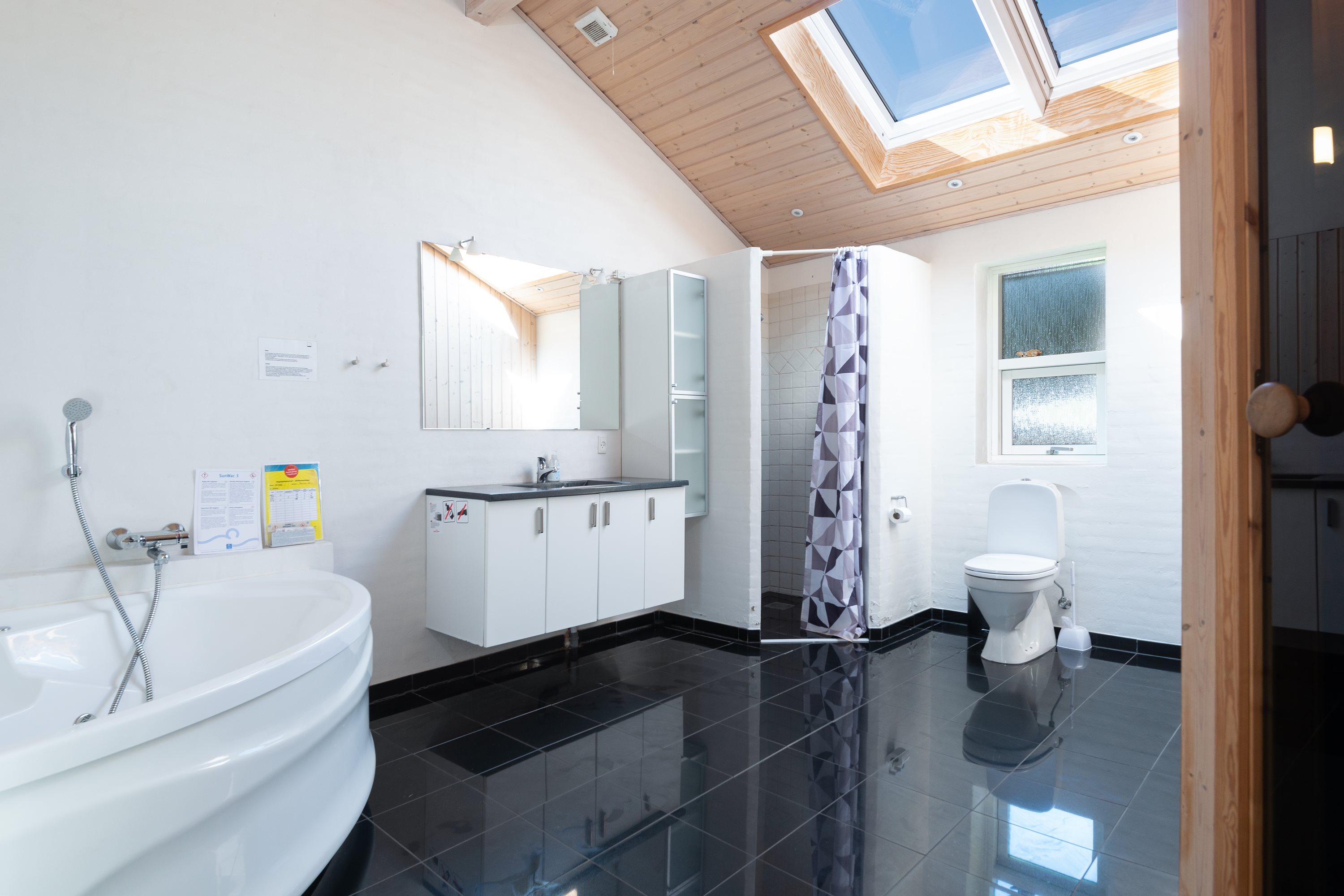 Fremhævet badeværelse med spa billede i fuldskærmstilstand. Billede af Revlen 16, Bratten, 9981 Jerup