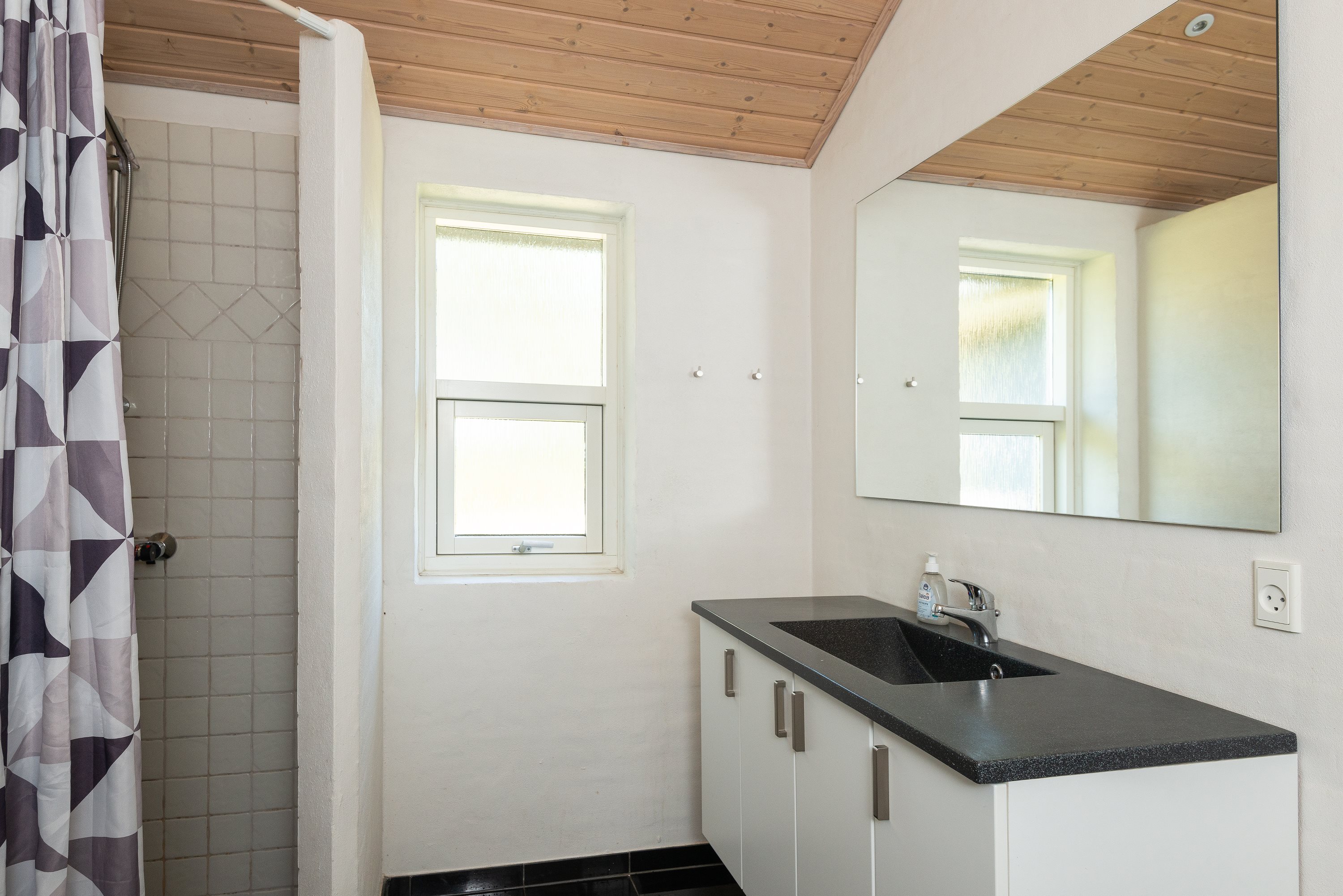 Fremhævet badeværelse billede i fuldskærmstilstand. Billede af Revlen 16, Bratten, 9981 Jerup