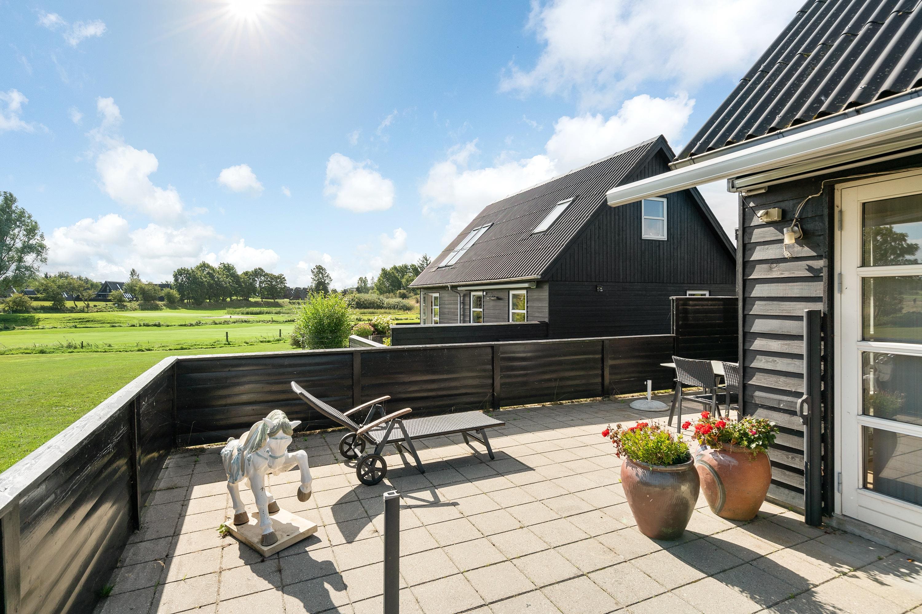 Fremhævet terrasse billede i fuldskærmstilstand. Billede af Golfvænget 13, Gatten, 9640 Farsø