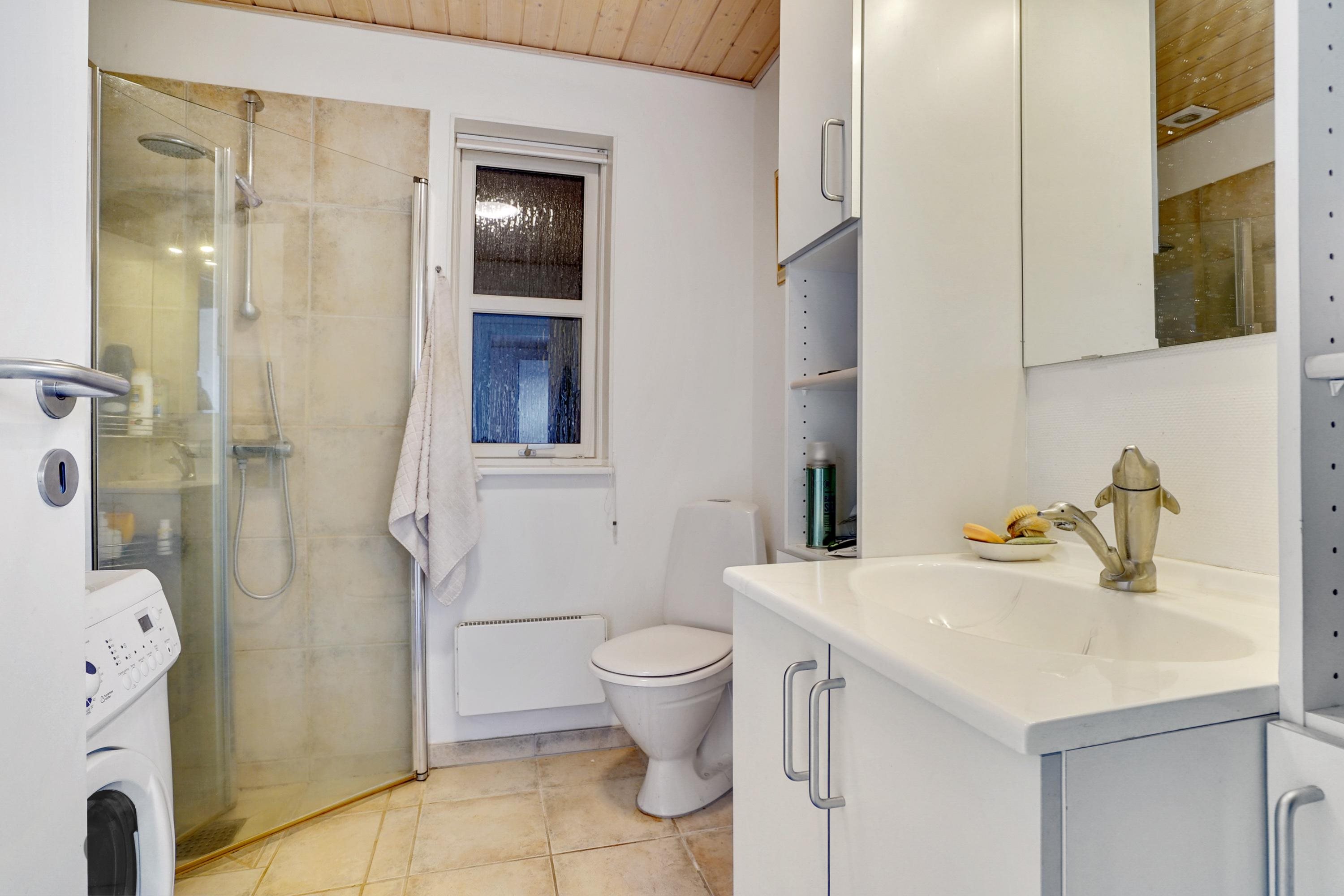 Fremhævet badeværelse billede i fuldskærmstilstand. Billede af Golfvænget 13, Gatten, 9640 Farsø