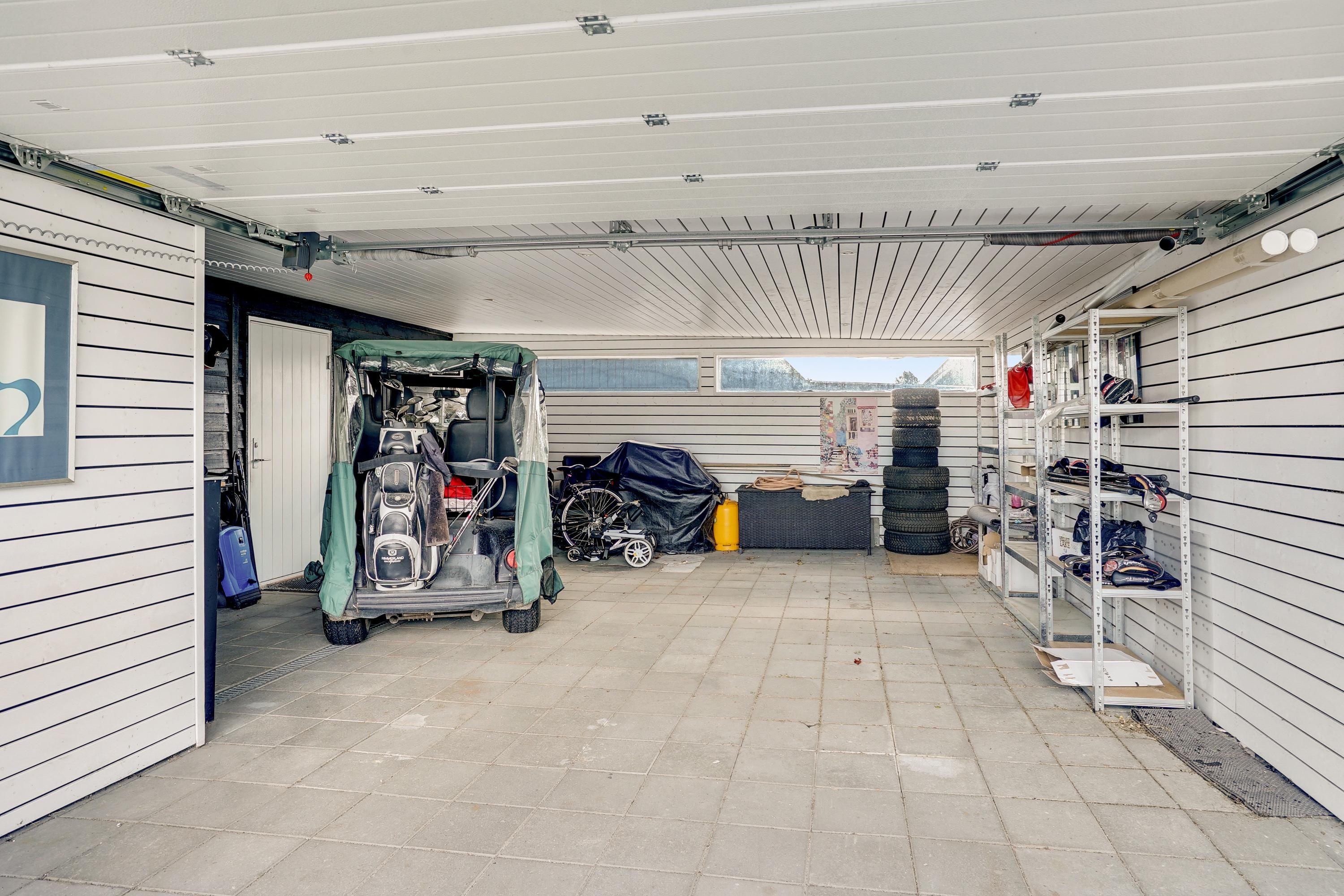 Fremhævet garage billede i fuldskærmstilstand. Billede af Golfvænget 13, Gatten, 9640 Farsø