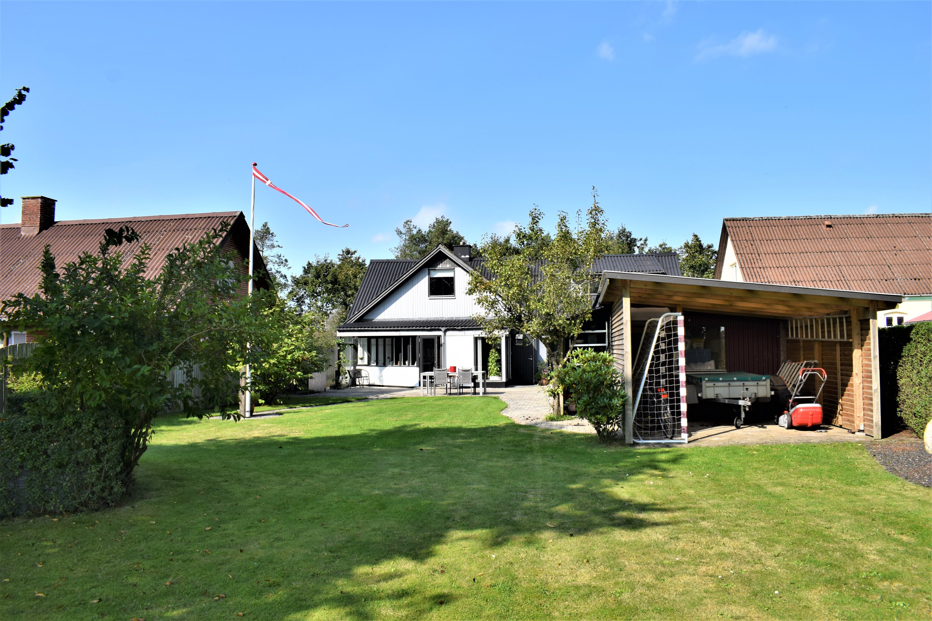 Fremhævet set fra haven billede i fuldskærmstilstand. Billede af Kirkegade 10, Troldhede, 6920 Videbæk