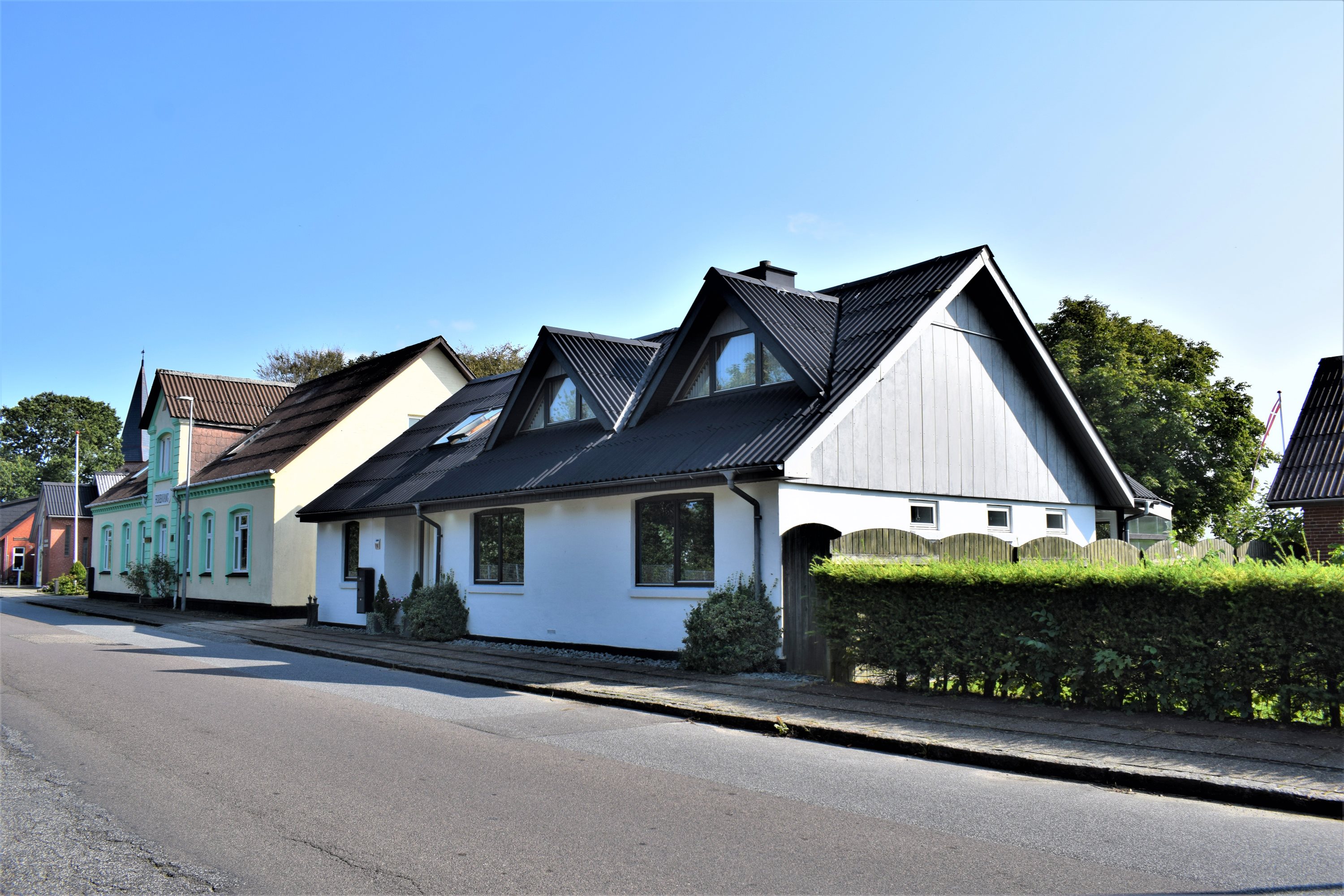 Fremhævet facade billede i fuldskærmstilstand. Billede af Kirkegade 10, Troldhede, 6920 Videbæk