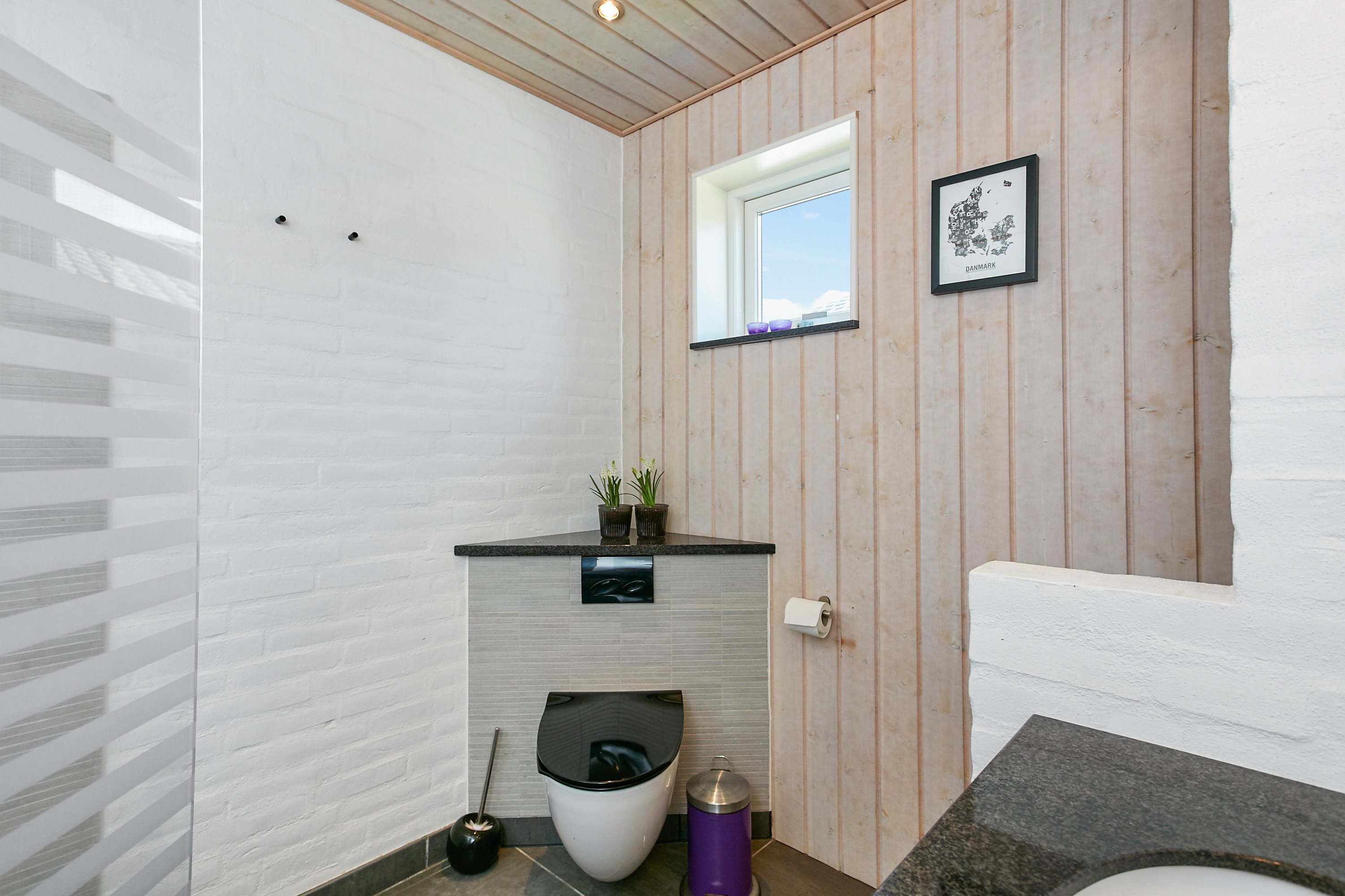 Fremhævet badeværelse billede i fuldskærmstilstand. Billede af Asbo 7, As Vig, 7130 Juelsminde
