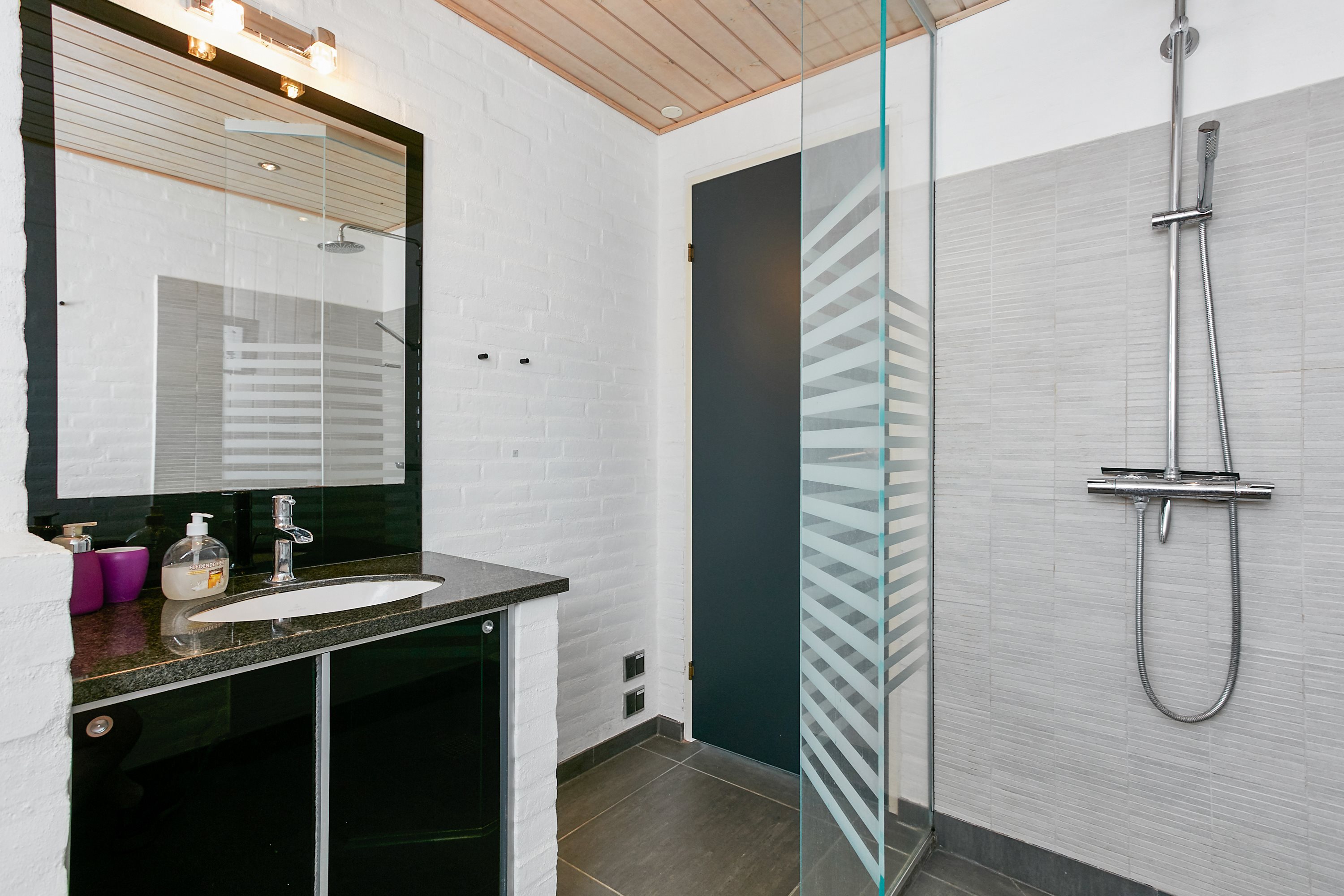 Fremhævet badeværelse billede i fuldskærmstilstand. Billede af Asbo 7, As Vig, 7130 Juelsminde