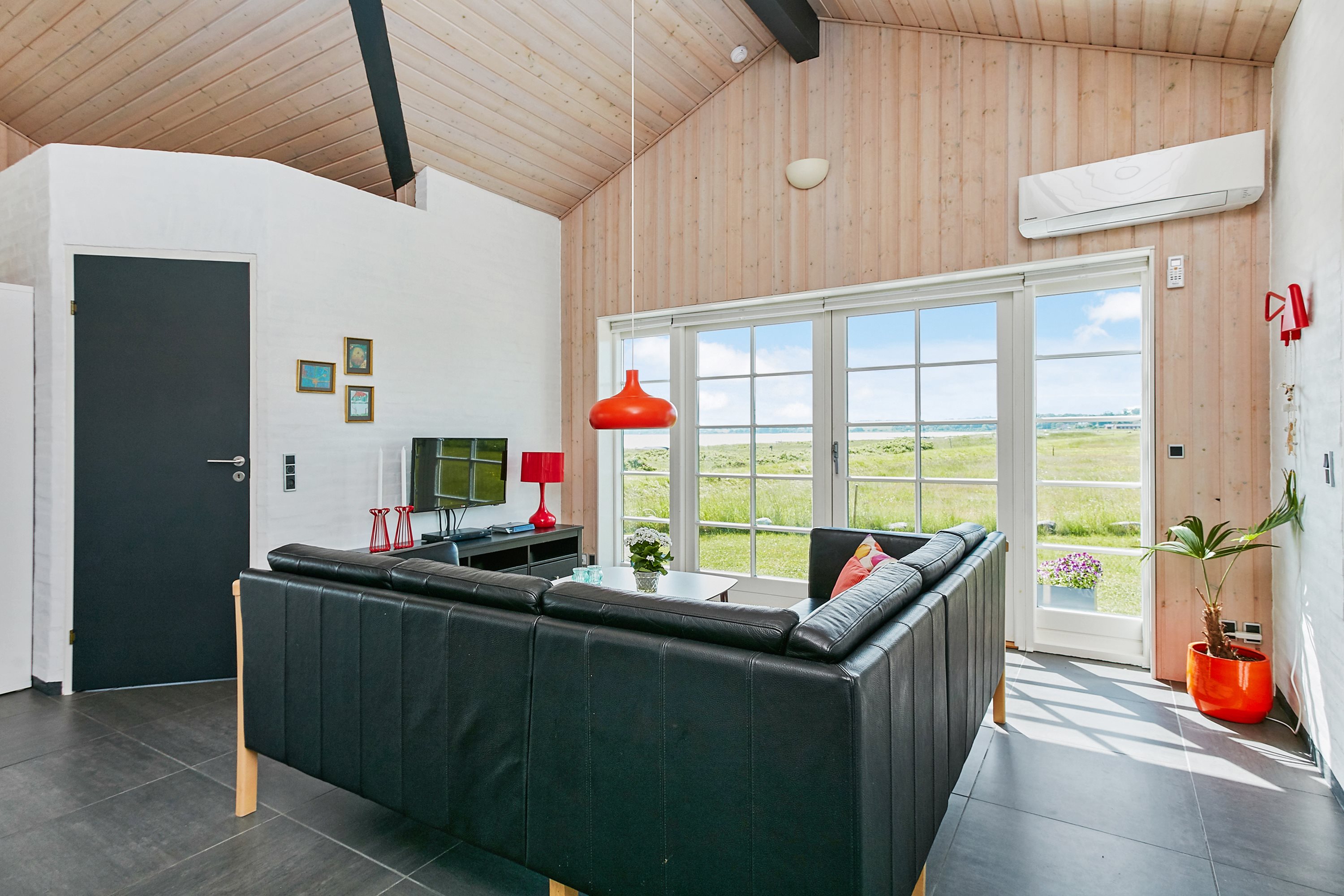 Fremhævet stue billede i fuldskærmstilstand. Billede af Asbo 7, As Vig, 7130 Juelsminde