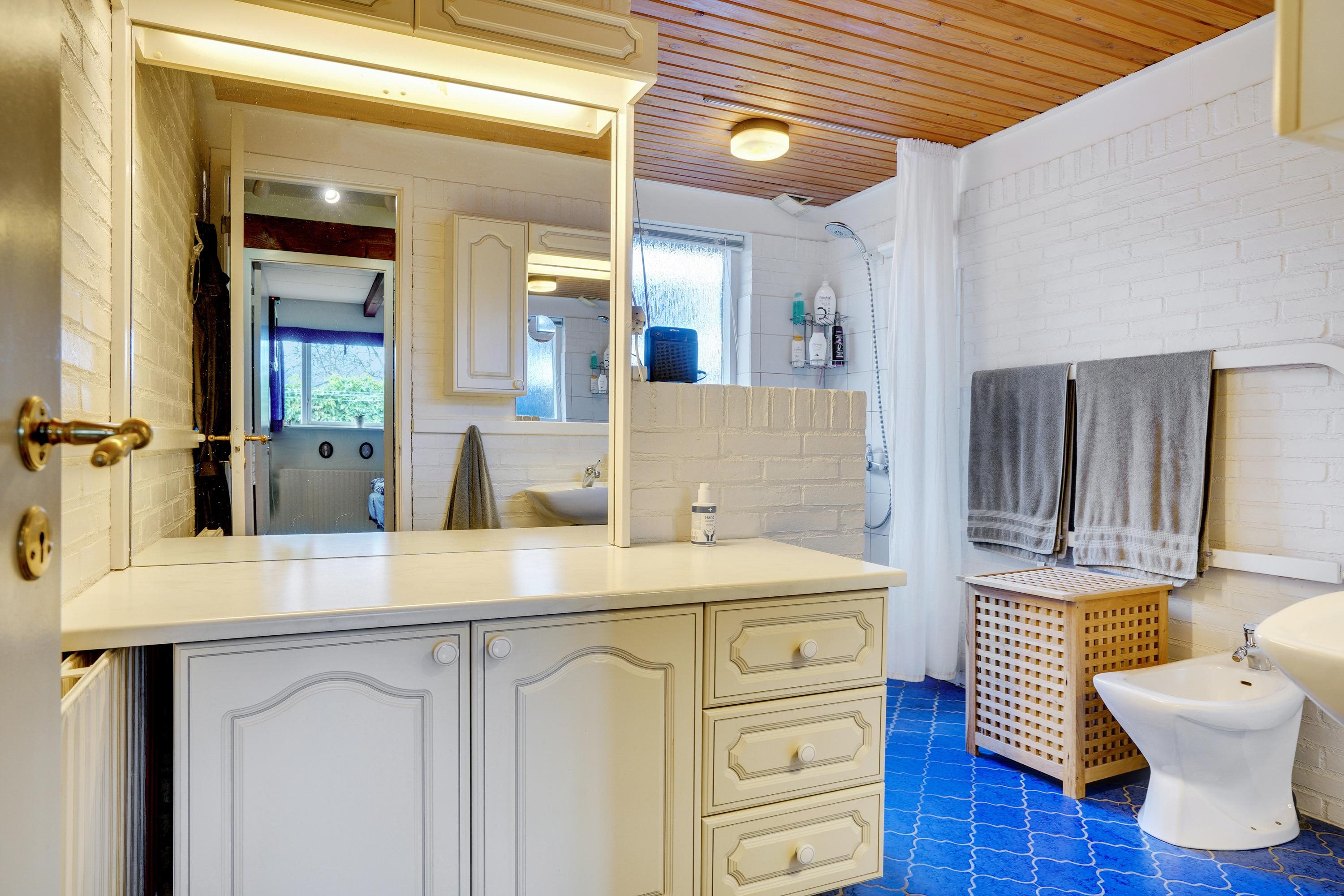 Fremhævet badeværelse billede i fuldskærmstilstand. Billede af Egevej 29, Gærum, 9900 Frederikshavn