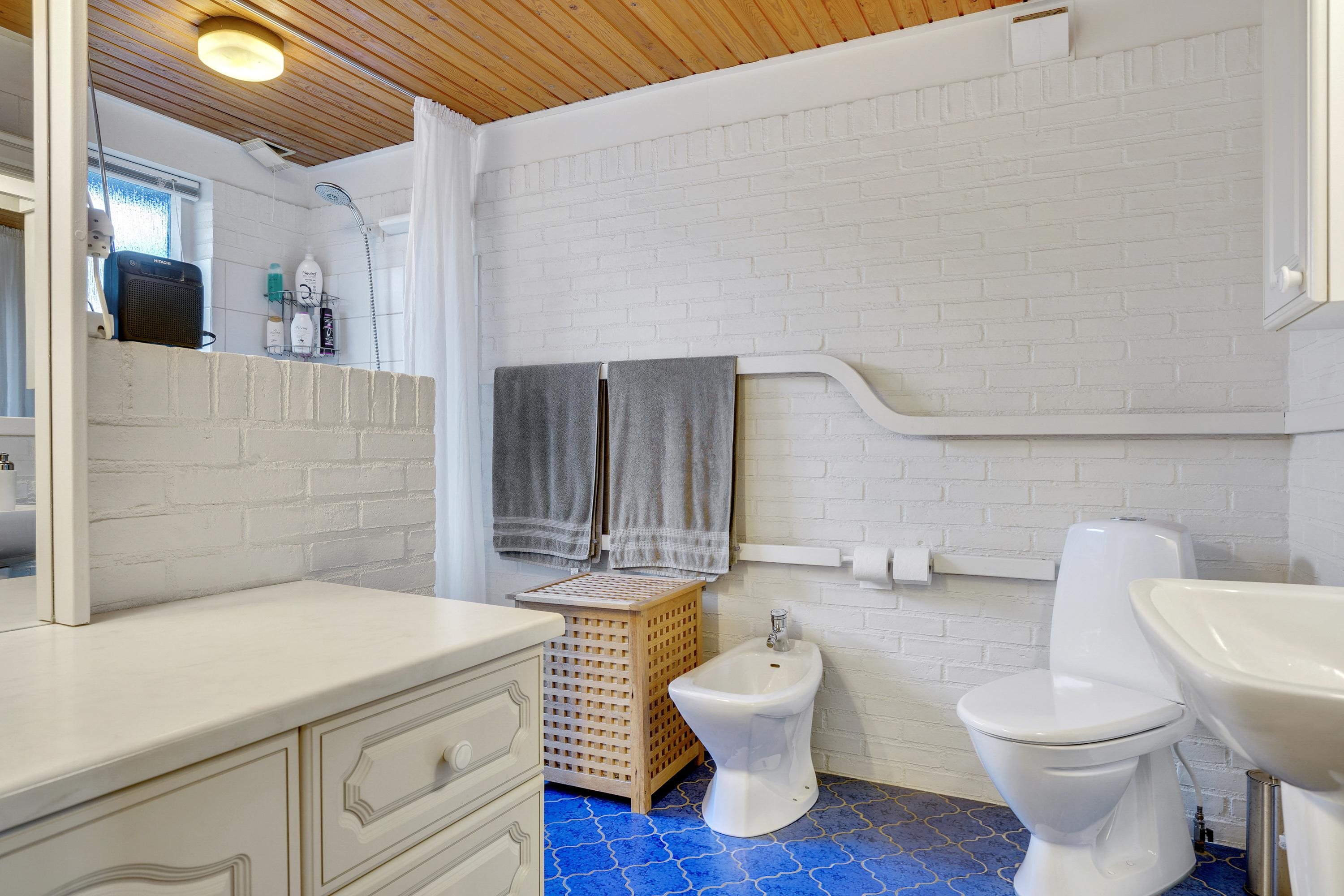 Fremhævet badeværelse billede i fuldskærmstilstand. Billede af Egevej 29, Gærum, 9900 Frederikshavn