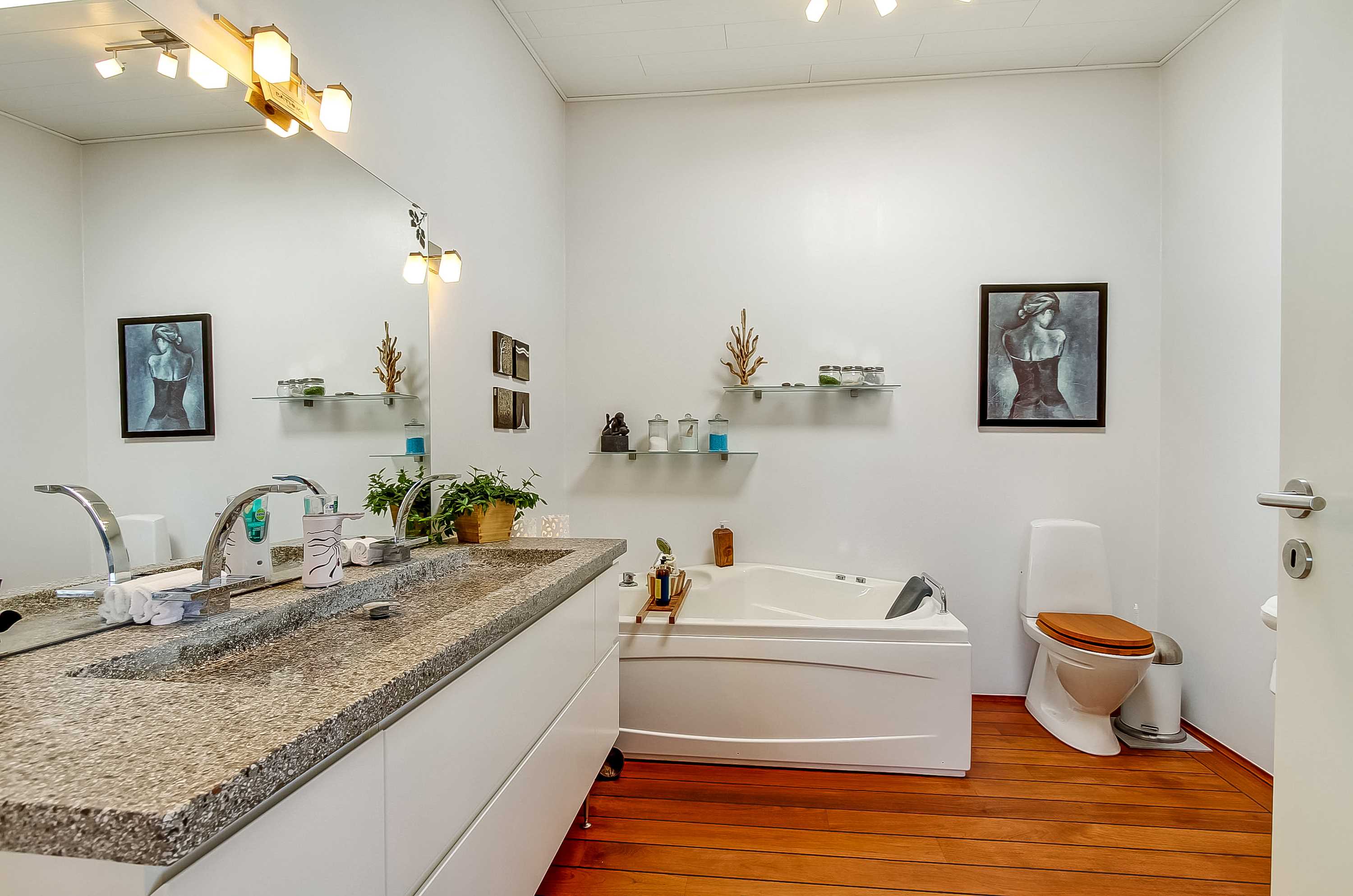 Fremhævet badeværelse billede i fuldskærmstilstand. Billede af Degnebakken 4, Ø. Tørslev, 8983 Gjerlev J