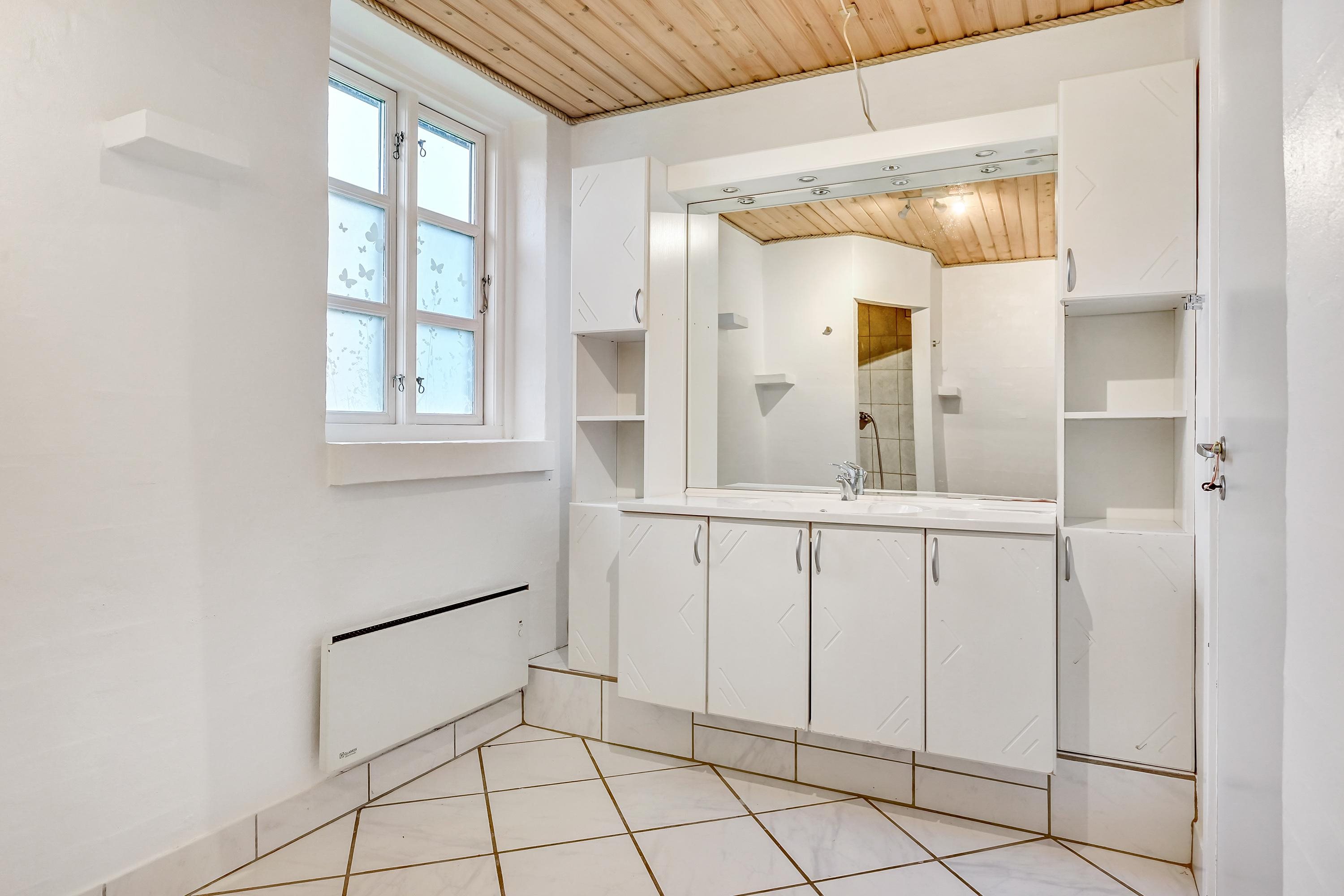 Fremhævet badeværelse billede i fuldskærmstilstand. Billede af Højgårdsvej 12, Thorning, 8620 Kjellerup