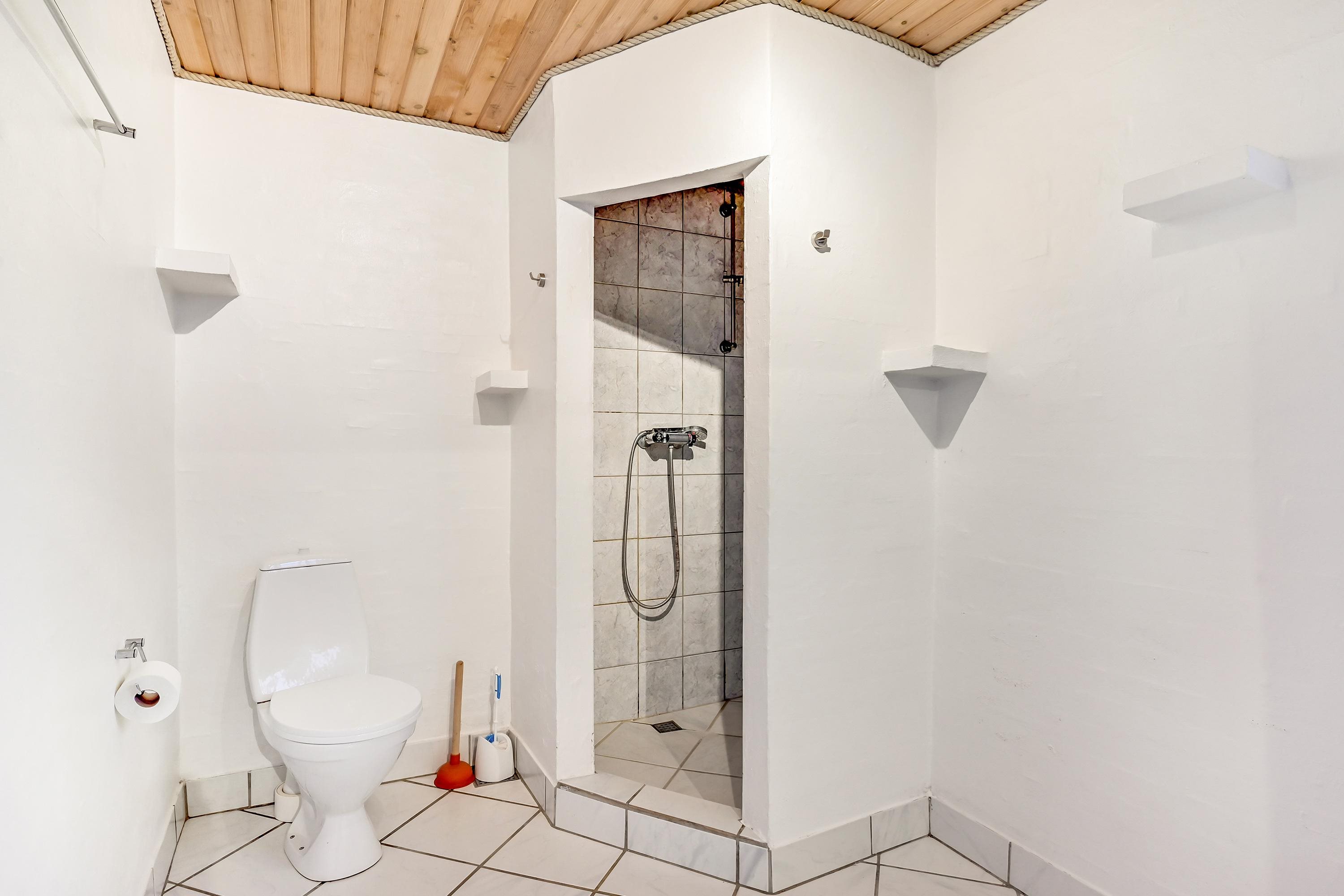 Fremhævet badeværelse billede i fuldskærmstilstand. Billede af Højgårdsvej 12, Thorning, 8620 Kjellerup