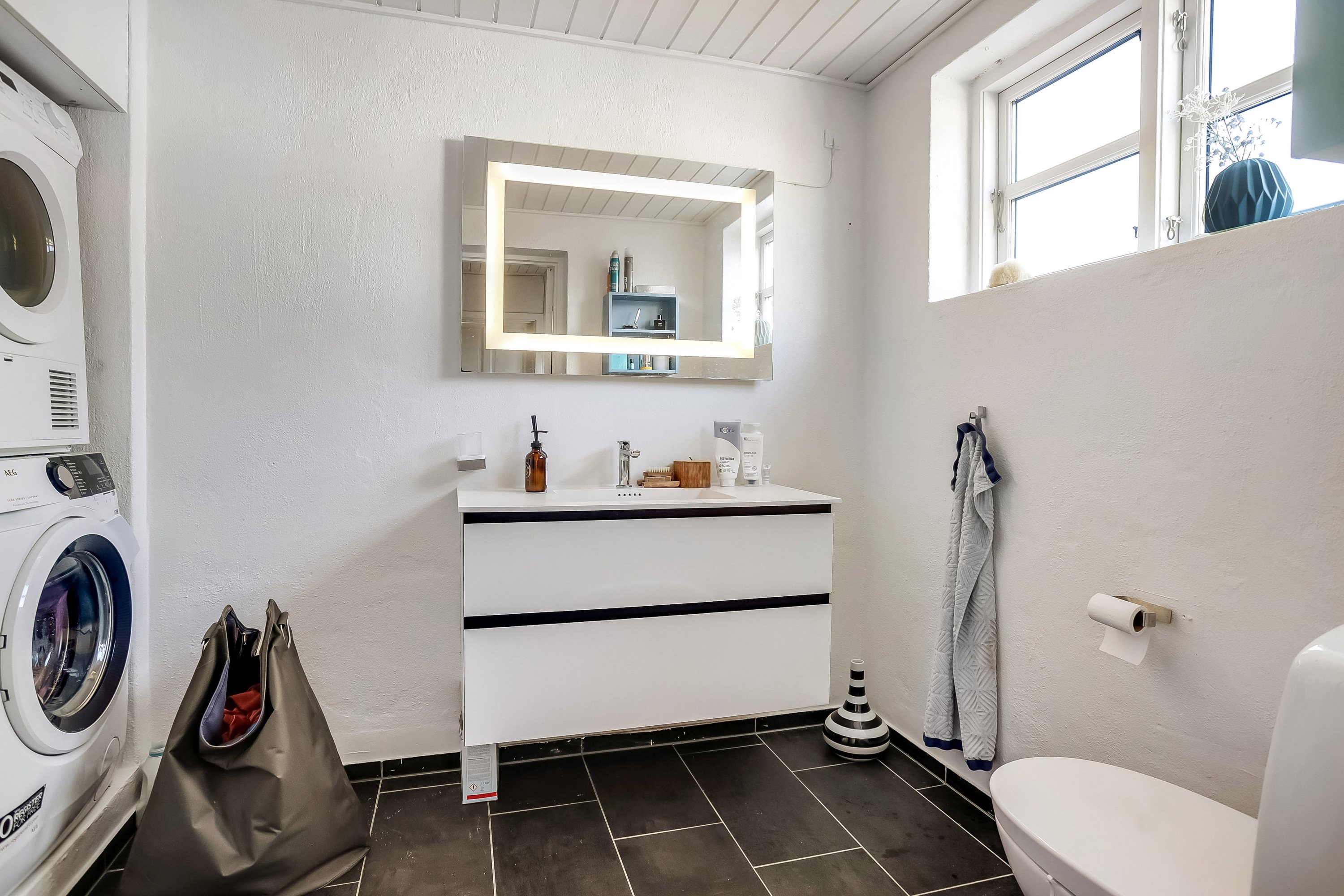 Fremhævet toilet billede i fuldskærmstilstand. Billede af Rogenstrupvej 6, 8831 Løgstrup