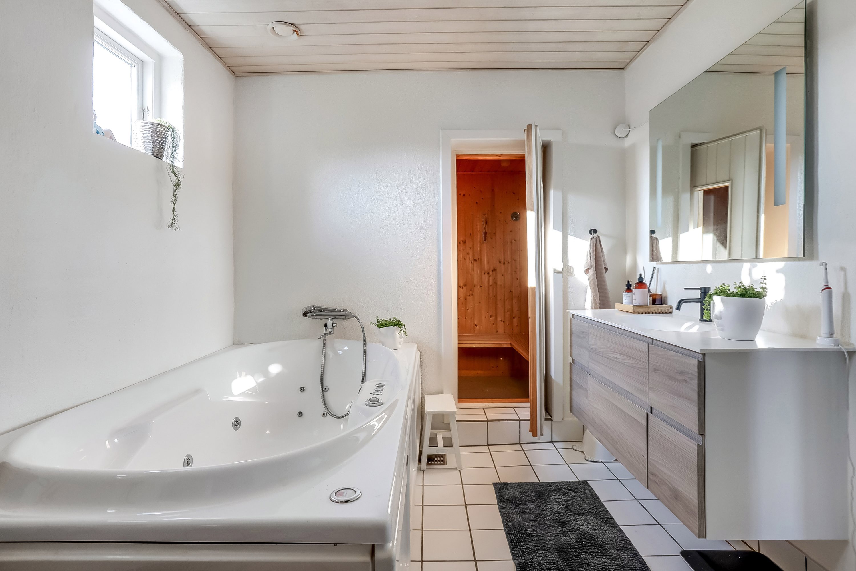 Fremhævet badeværelse billede i fuldskærmstilstand. Billede af Rogenstrupvej 6, 8831 Løgstrup