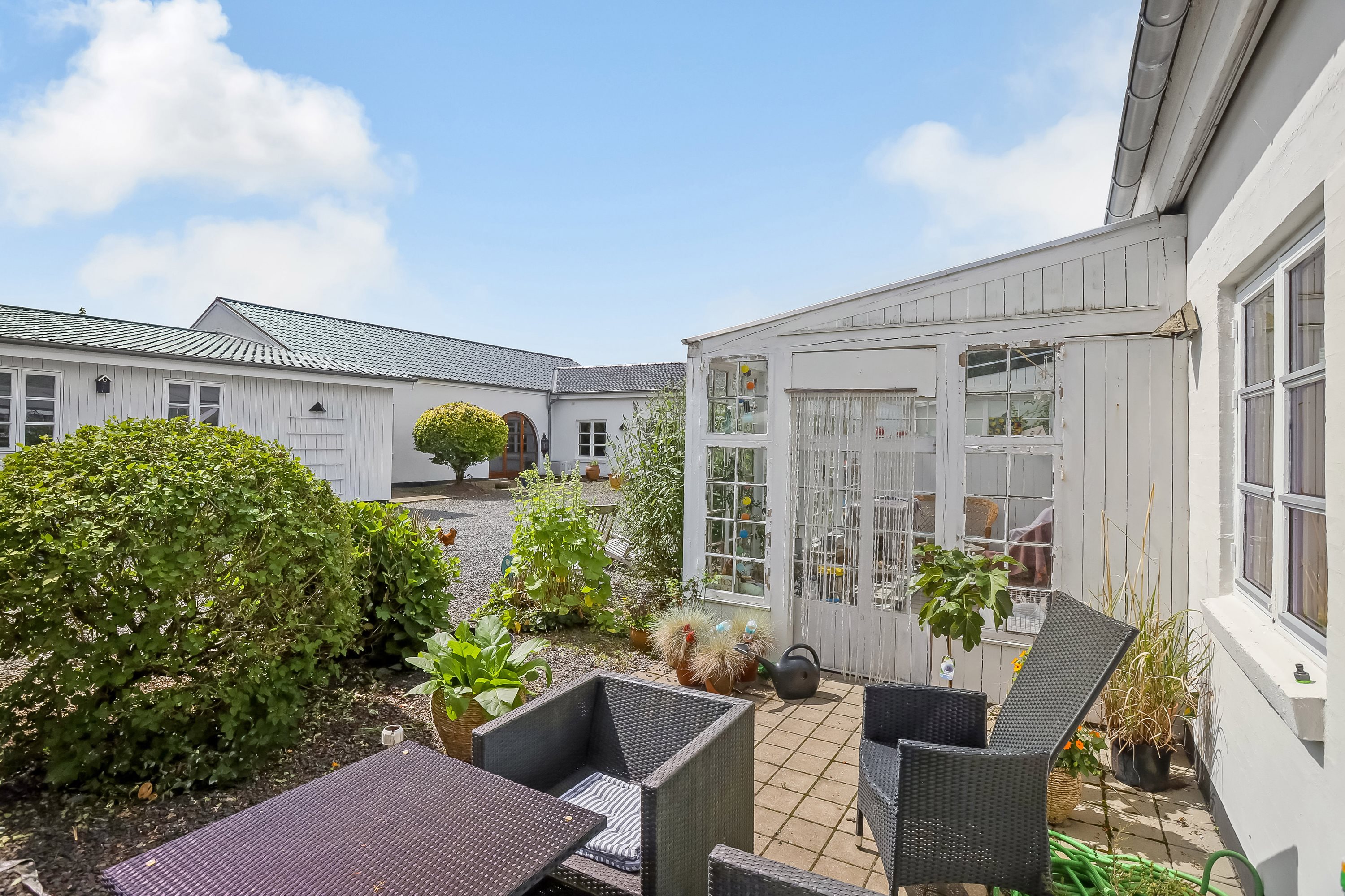 Fremhævet terrasse billede i fuldskærmstilstand. Billede af Rogenstrupvej 6, 8831 Løgstrup