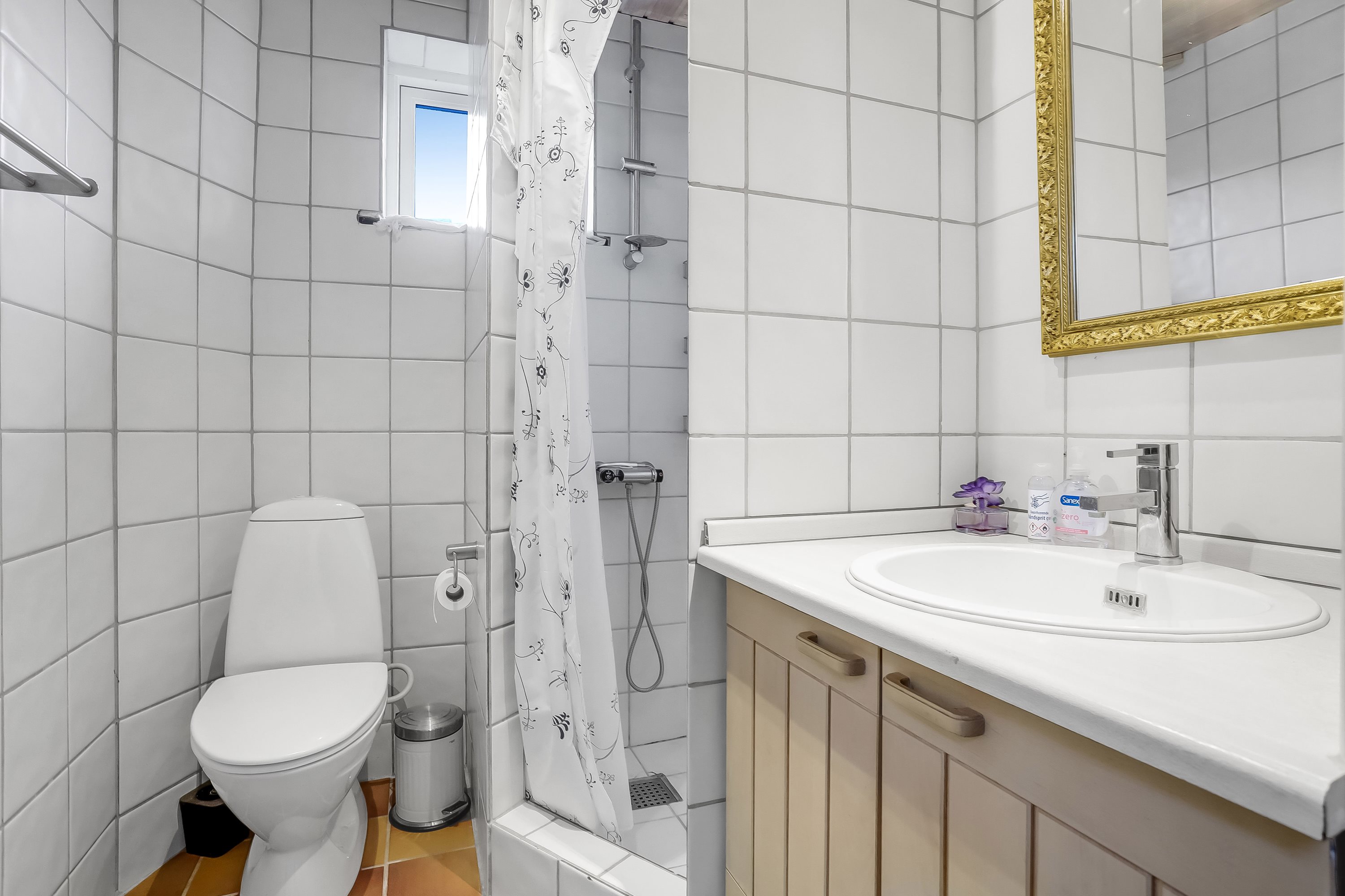 Fremhævet badeværelse billede i fuldskærmstilstand. Billede af Skovbakkevej 12, 8850 Bjerringbro