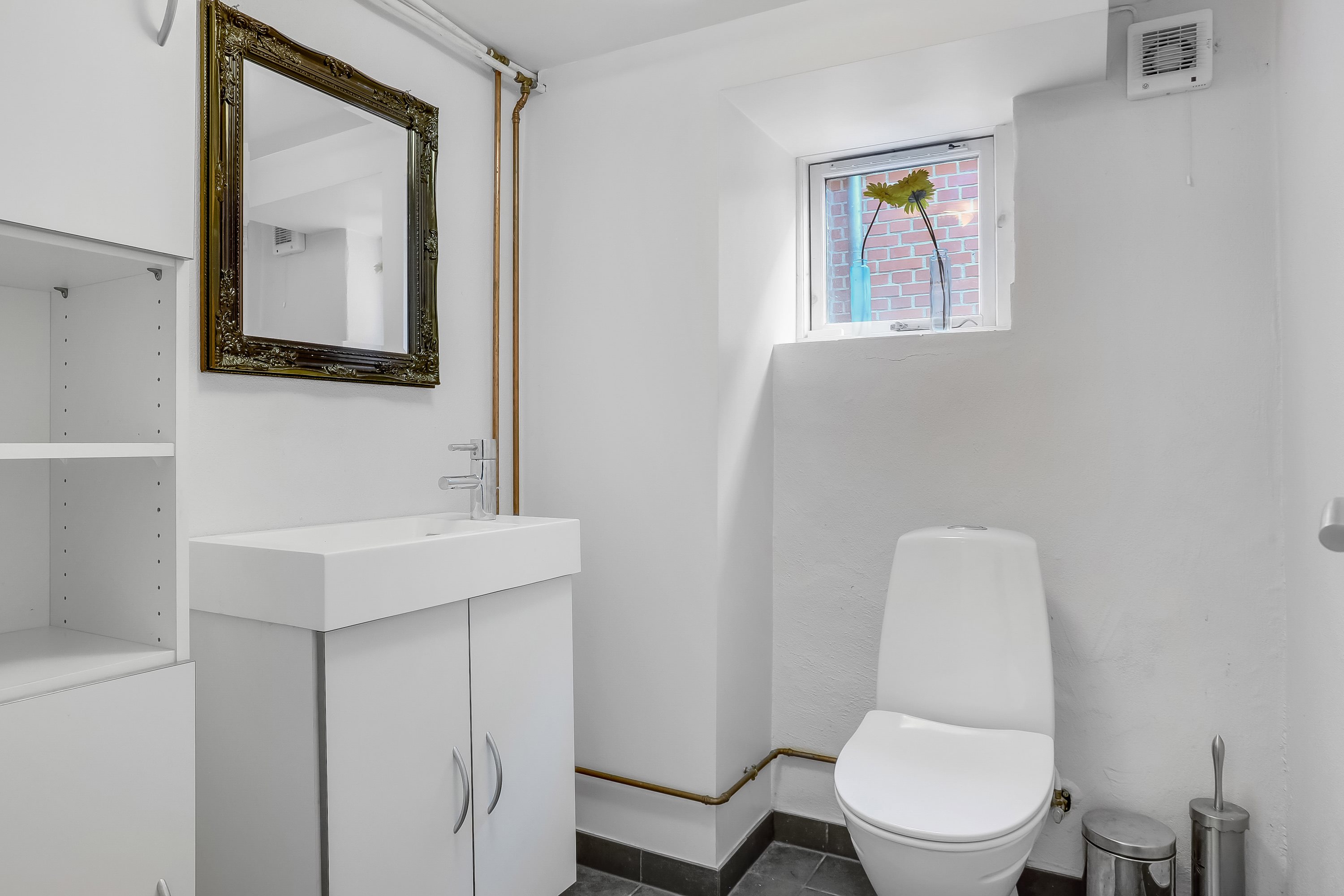 Fremhævet toilet billede i fuldskærmstilstand. Billede af Skovbakkevej 12, 8850 Bjerringbro