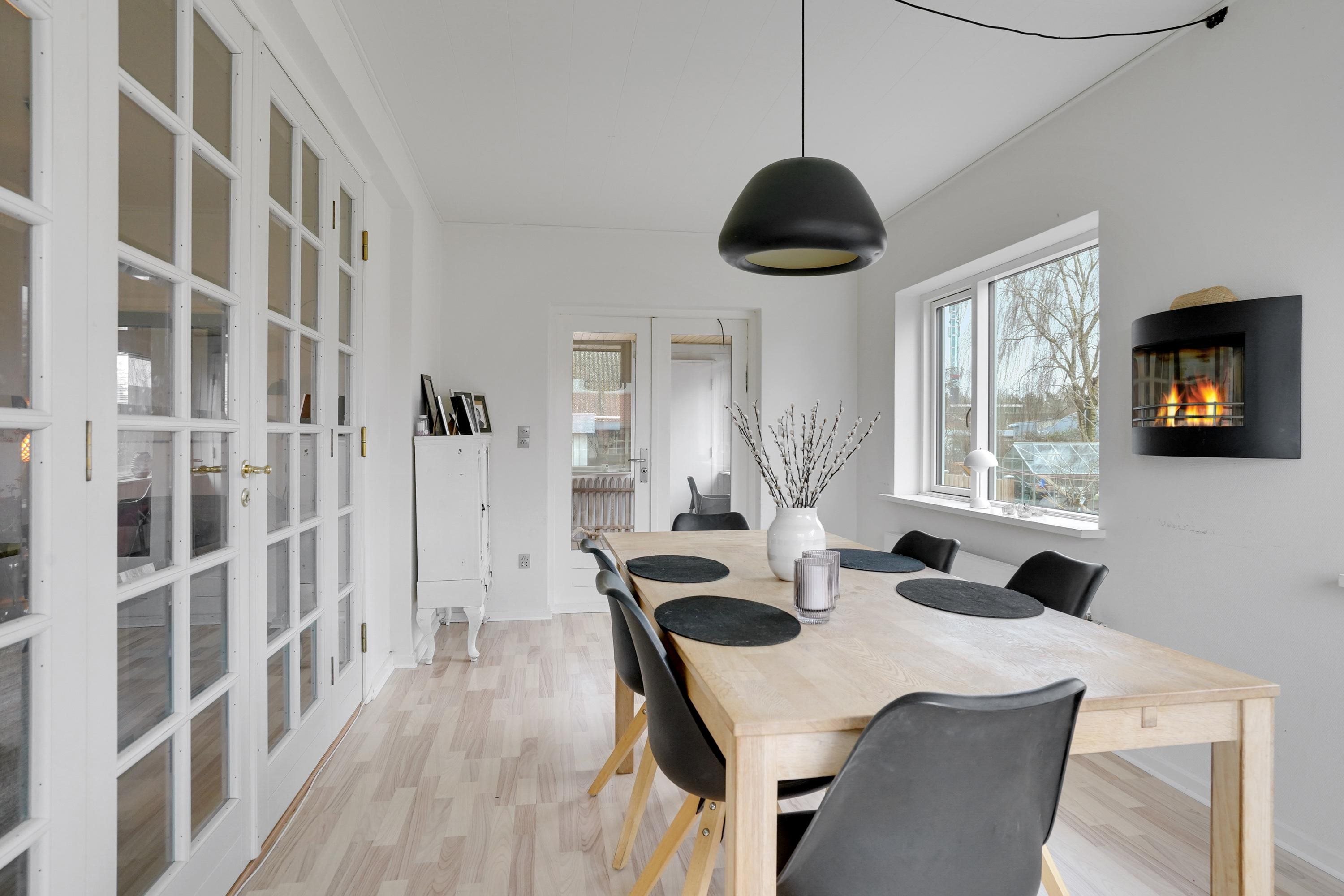 Fremhævet spisestue billede i fuldskærmstilstand. Billede af Hollufgårdsvej 17, Højby, 5260 Odense S