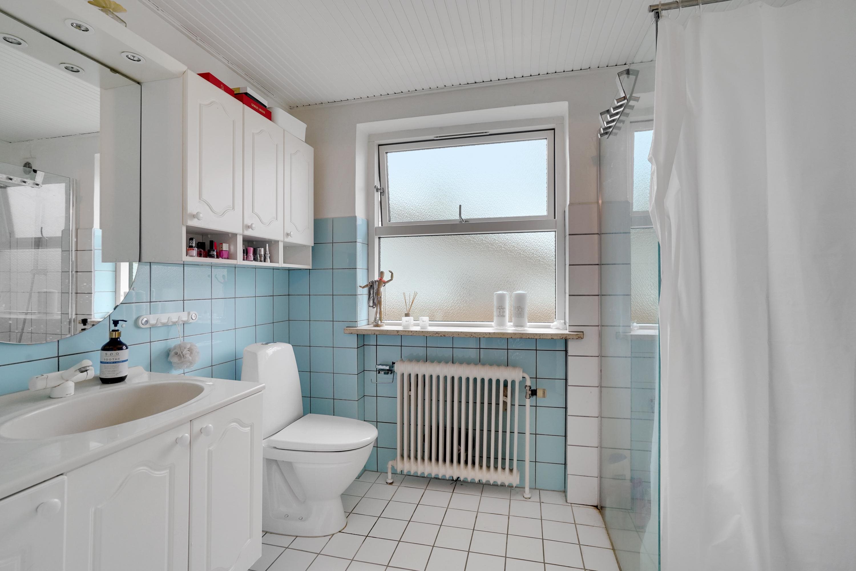 Fremhævet badeværelse billede i fuldskærmstilstand. Billede af Hollufgårdsvej 17, Højby, 5260 Odense S