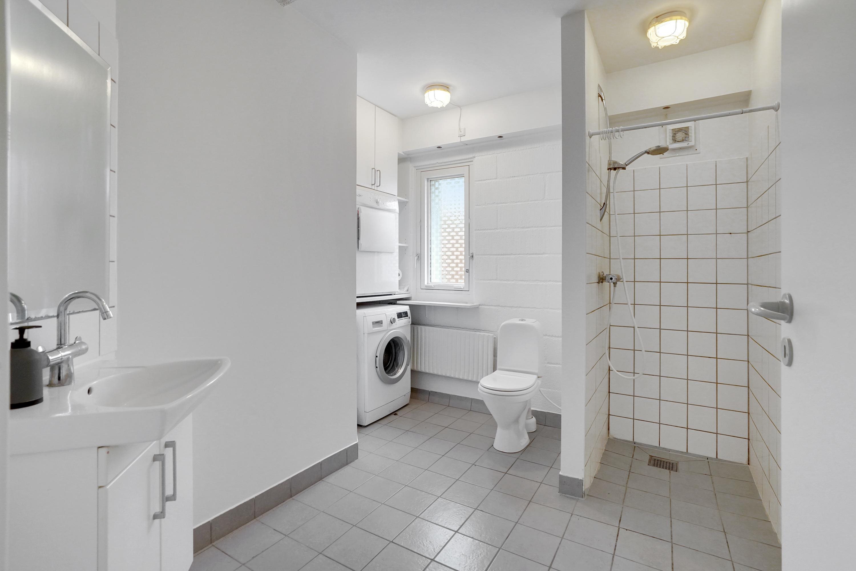 Fremhævet badeværelse billede i fuldskærmstilstand. Billede af Hollufgårdsvej 17, Højby, 5260 Odense S