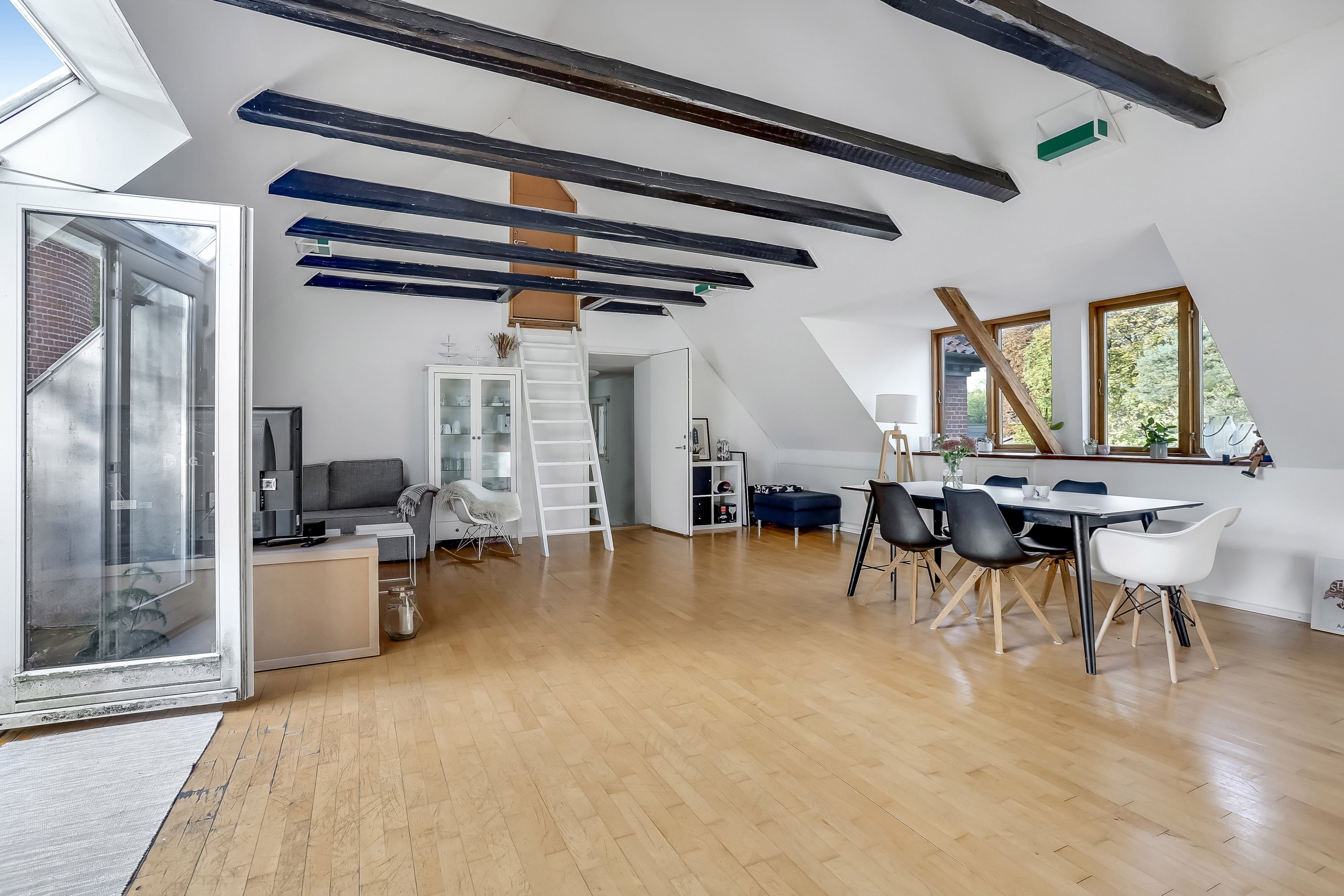 Fremhævet stue billede i fuldskærmstilstand. Billede af Gudenåvej 60, Voervadsbro, 8660 Skanderborg