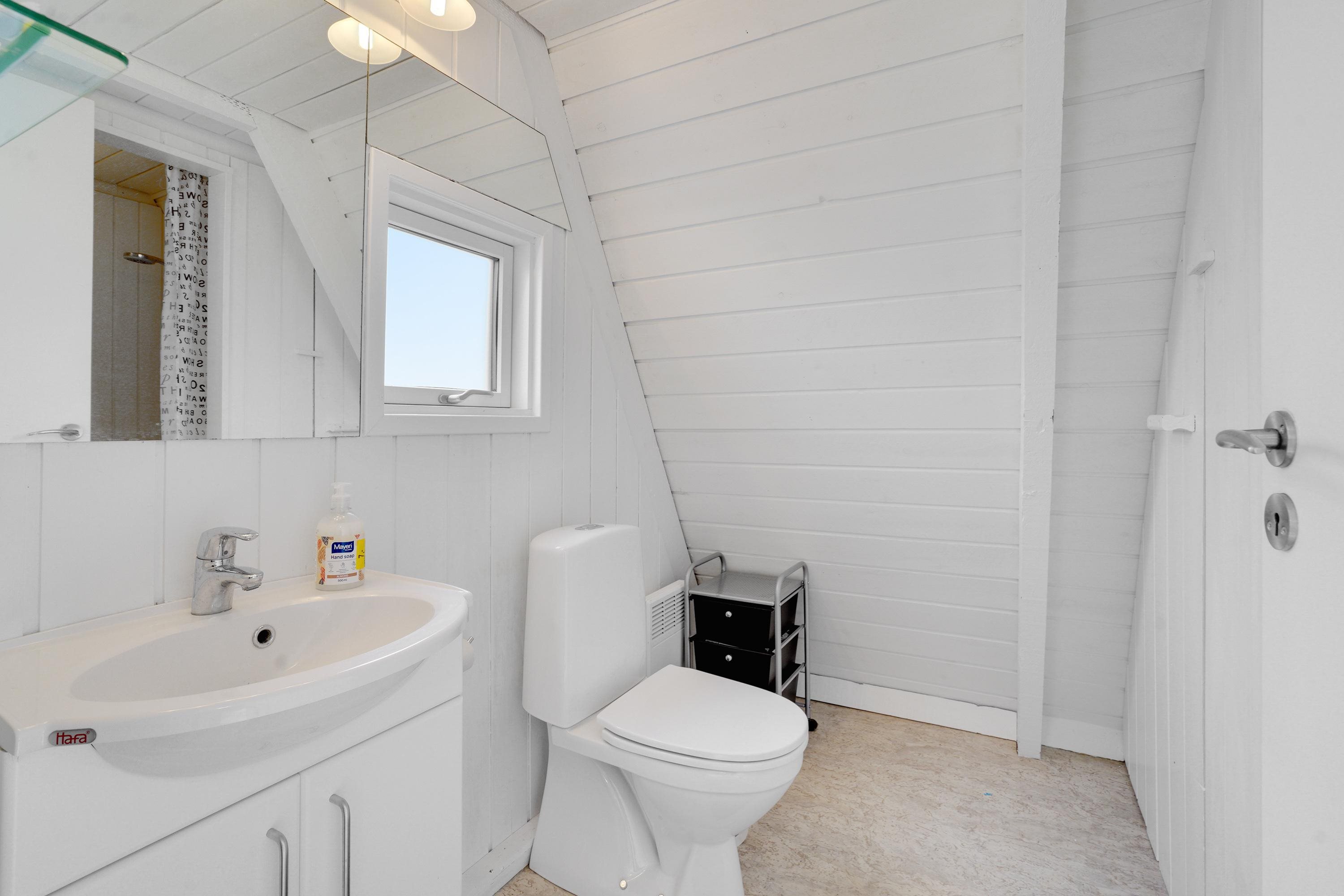 Fremhævet badeværelse billede i fuldskærmstilstand. Billede af Golfsvinget 243, Gatten, 9640 Farsø