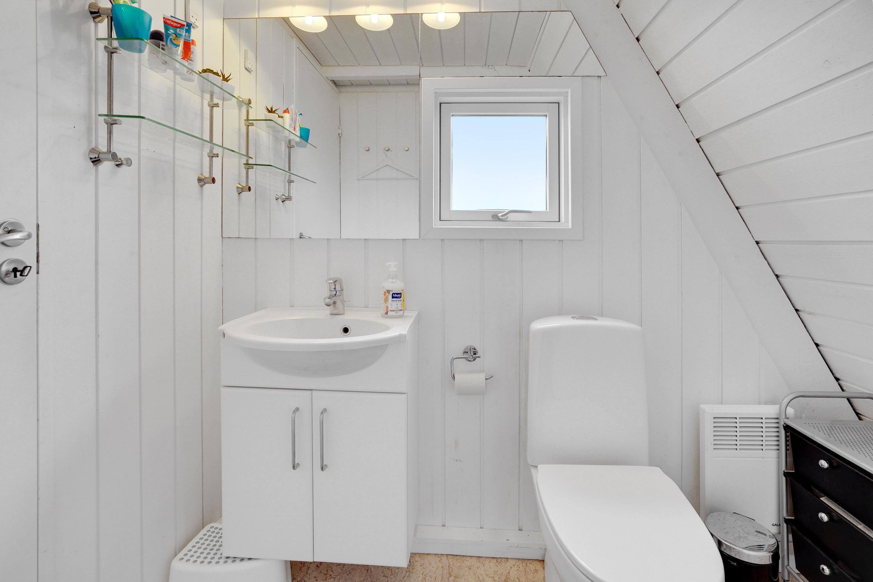 Fremhævet badeværelse billede i fuldskærmstilstand. Billede af Golfsvinget 243, Gatten, 9640 Farsø