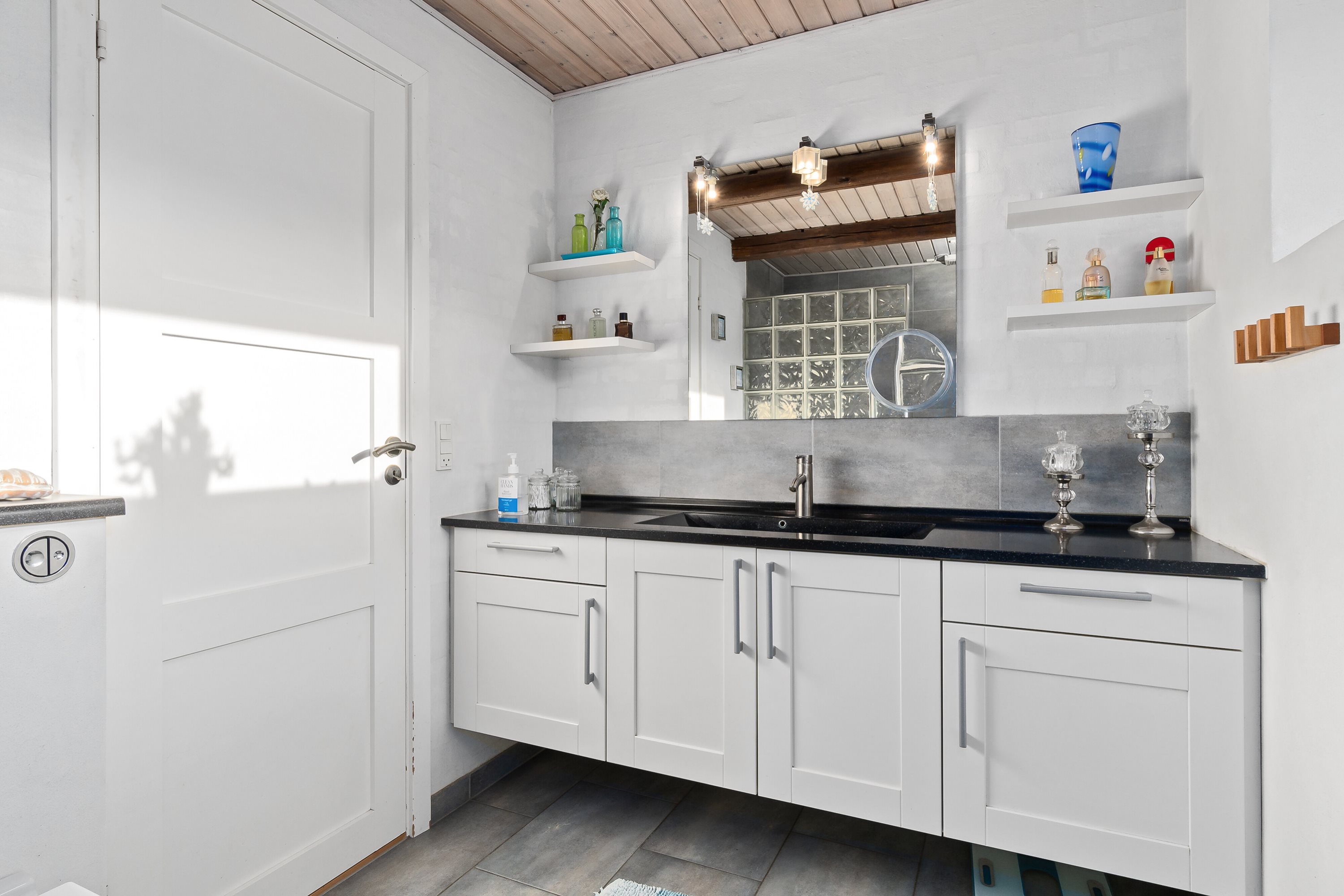 Fremhævet badeværelse billede i fuldskærmstilstand. Billede af Linalyst 7, 9610 Nørager