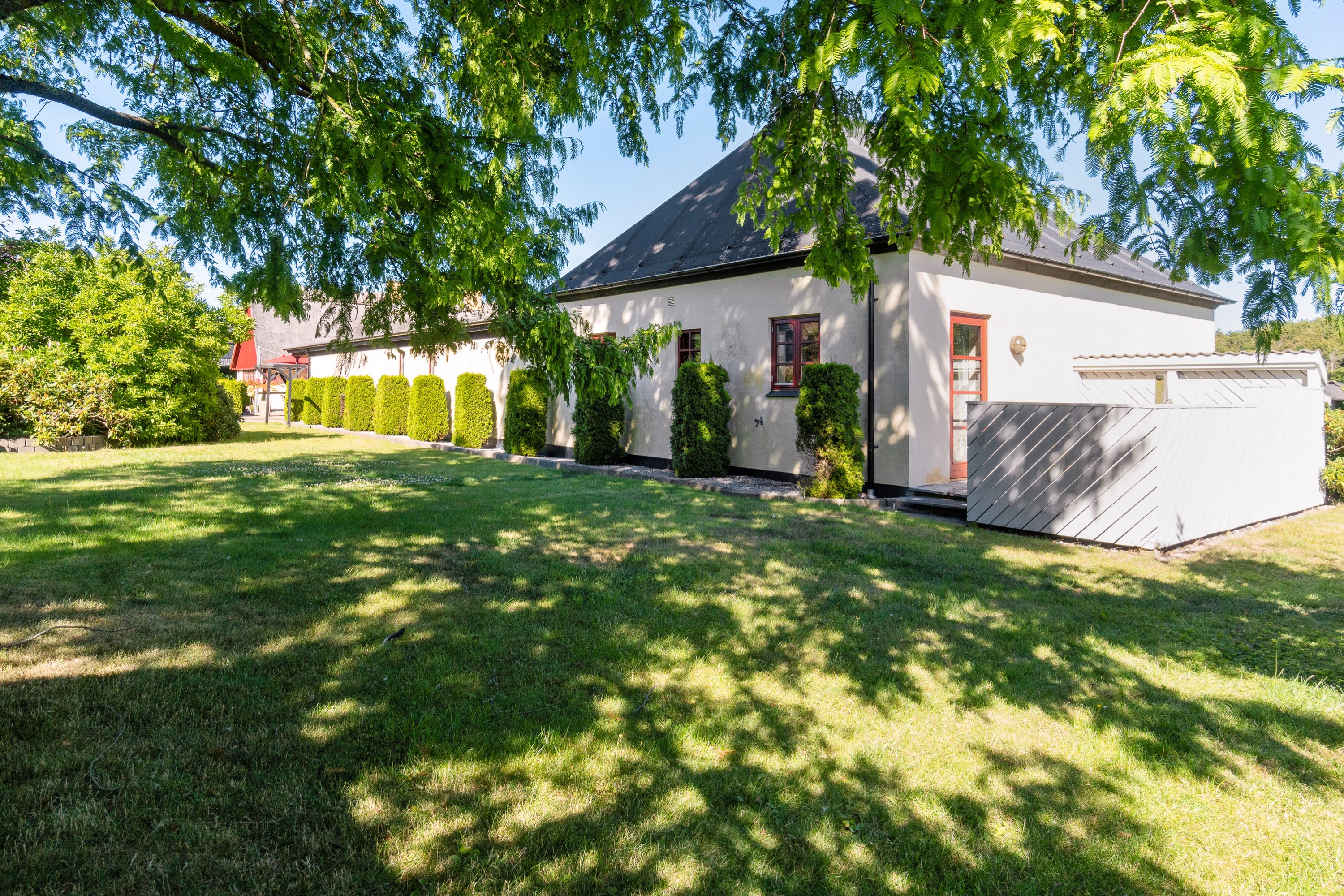 Fremhævet set fra haven billede i fuldskærmstilstand. Billede af Næbvej 25, 4720 Præstø