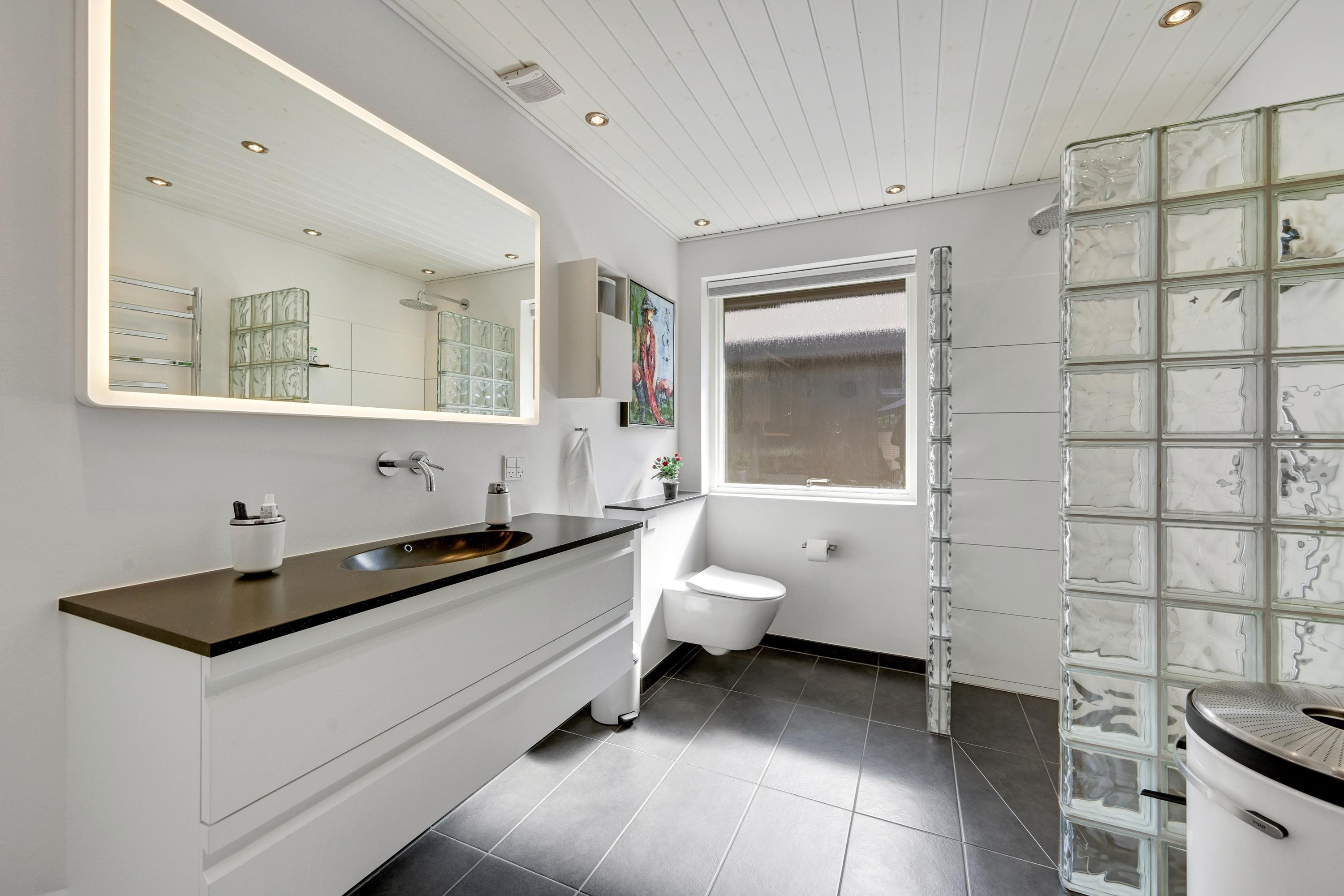 Miniaturebillede 2: badeværelse. Billede af Hirsevænget 4, 7500 Holstebro