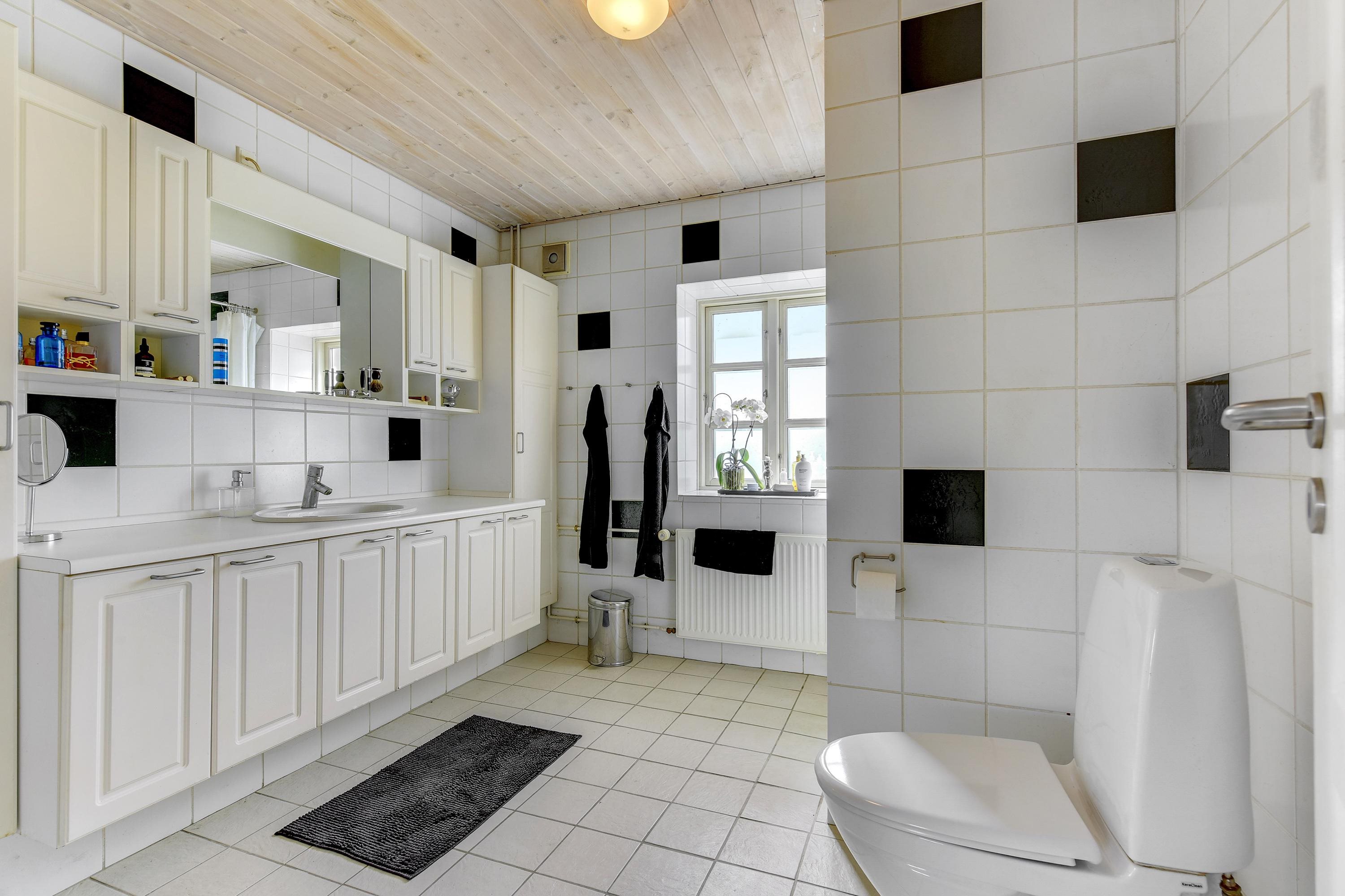 Fremhævet badeværelse billede i fuldskærmstilstand. Billede af Øster Løgumvej 62, Ø Løgum Mark, 6230 Rødekro