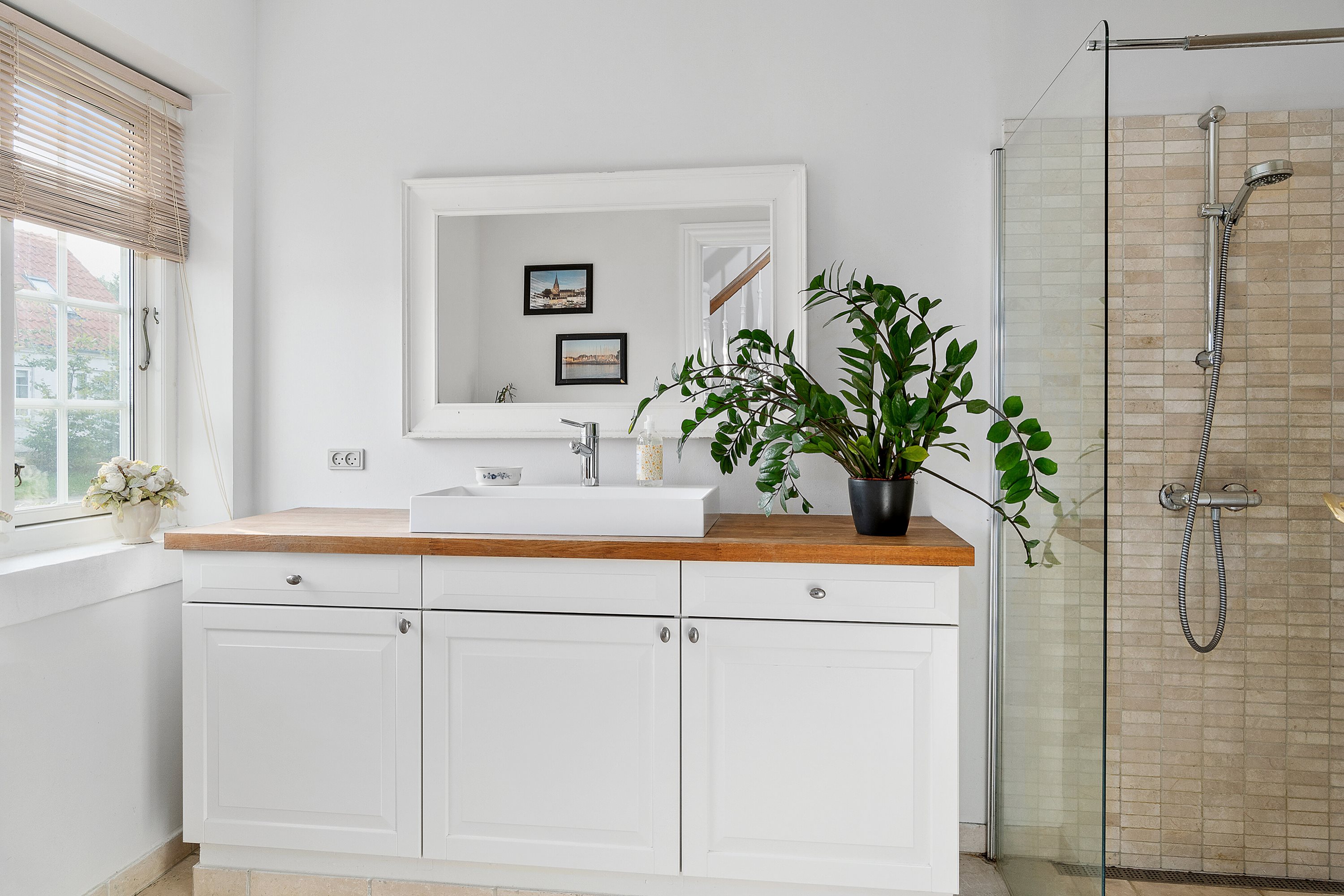 Fremhævet badeværelse billede i fuldskærmstilstand. Billede af Ved Møllen 11, 4581 Rørvig