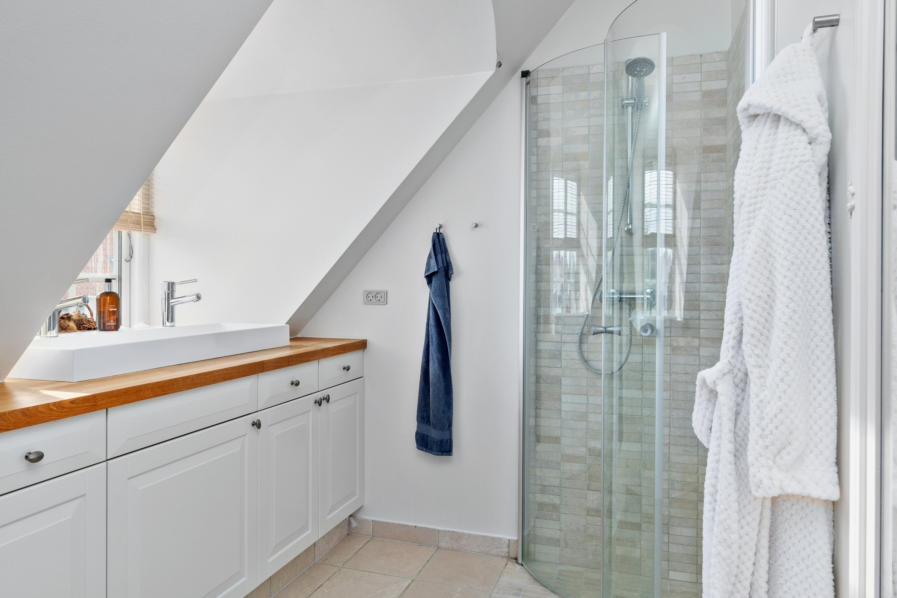 Fremhævet badeværelse billede i fuldskærmstilstand. Billede af Ved Møllen 11, 4581 Rørvig