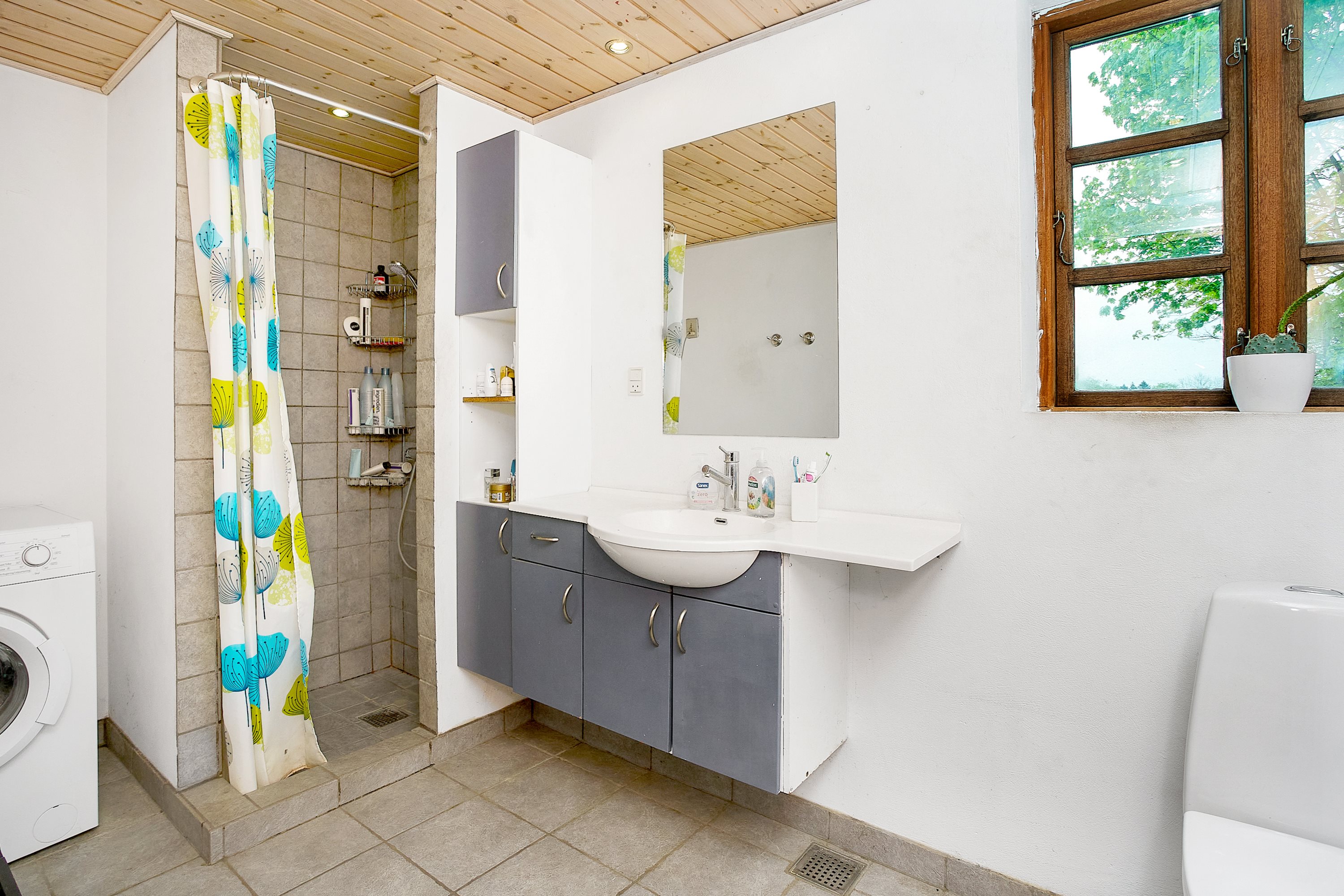 Fremhævet badeværelse billede i fuldskærmstilstand. Billede af Teglværksvej 49, Ølsted, 8723 Løsning