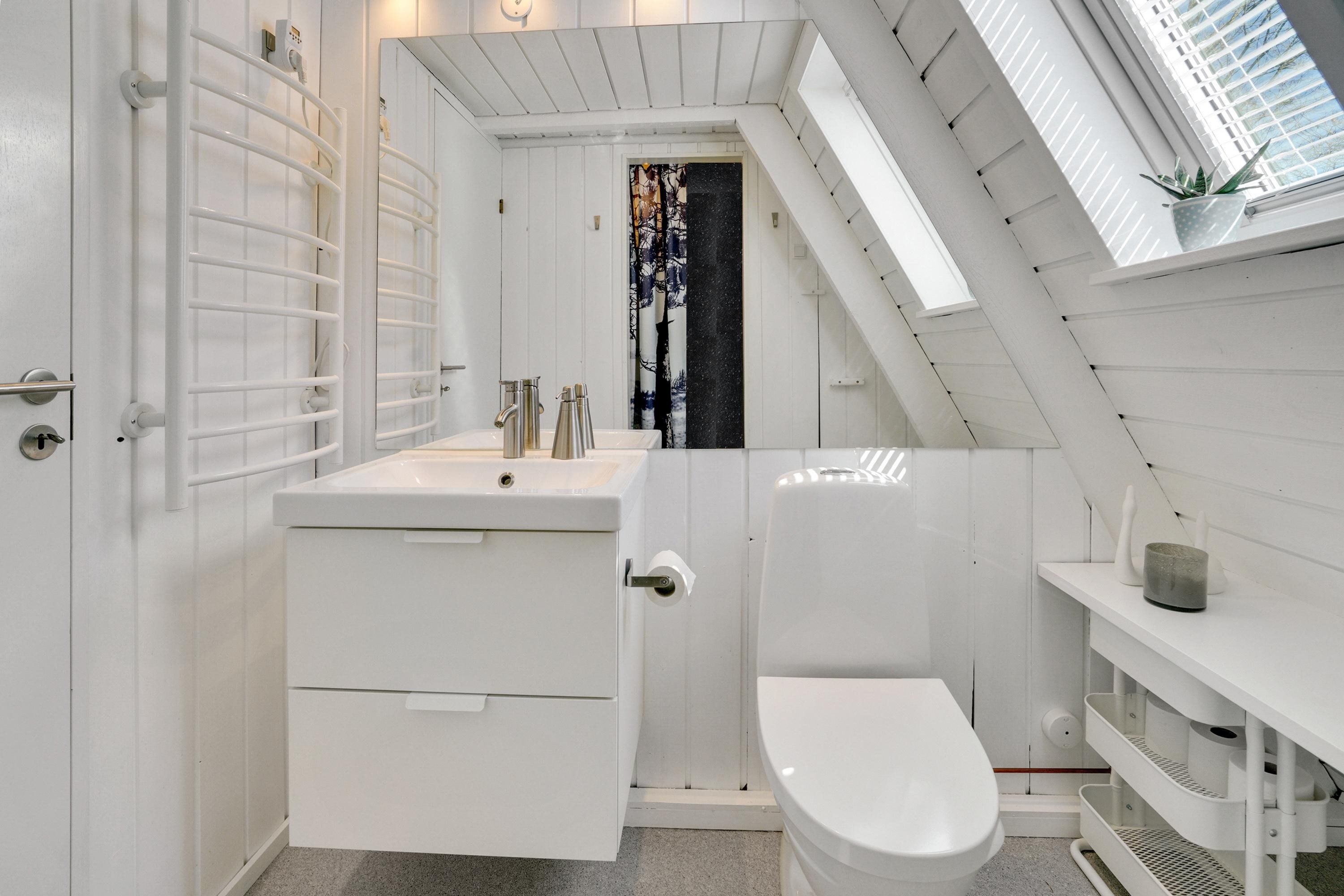 Fremhævet badeværelse billede i fuldskærmstilstand. Billede af Golfsvinget 221, Gatten, 9640 Farsø