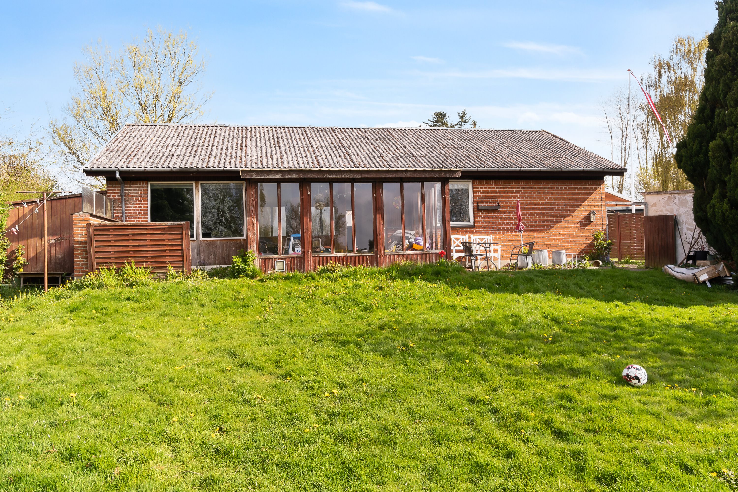 Fremhævet set fra haven billede i fuldskærmstilstand. Billede af Østerbakken 4, Flakkebjerg, 4200 Slagelse