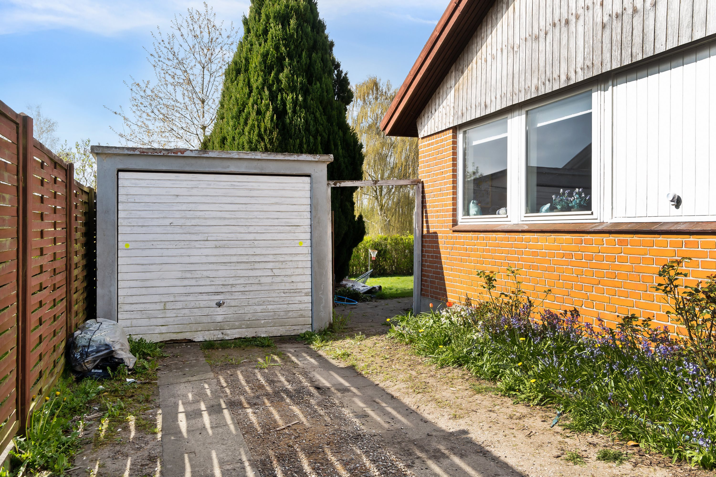 Fremhævet set fra vejen billede i fuldskærmstilstand. Billede af Østerbakken 4, Flakkebjerg, 4200 Slagelse