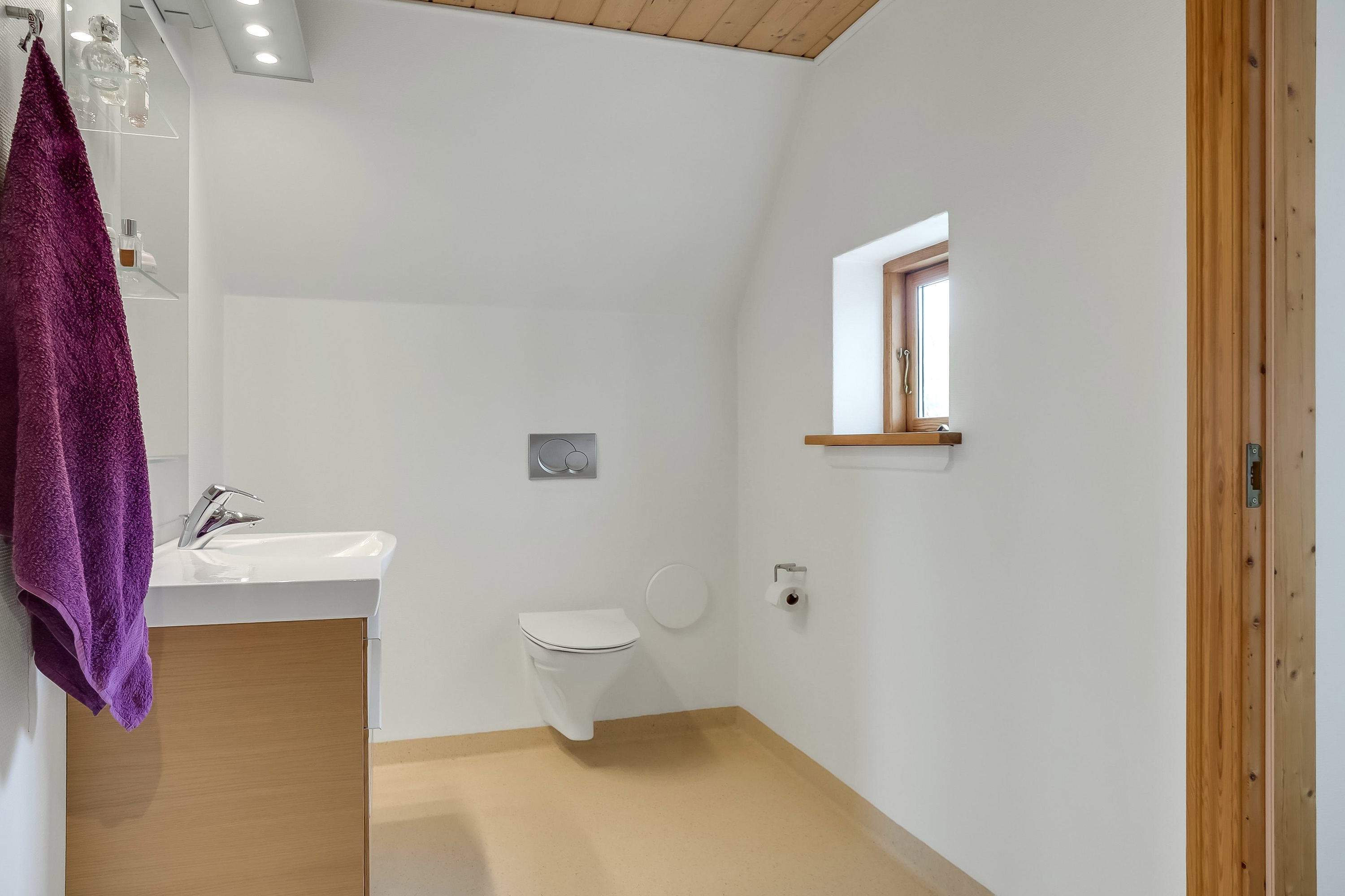 Fremhævet toilet billede i fuldskærmstilstand. Billede af Skovvænget 6, Sjørup, 8800 Viborg