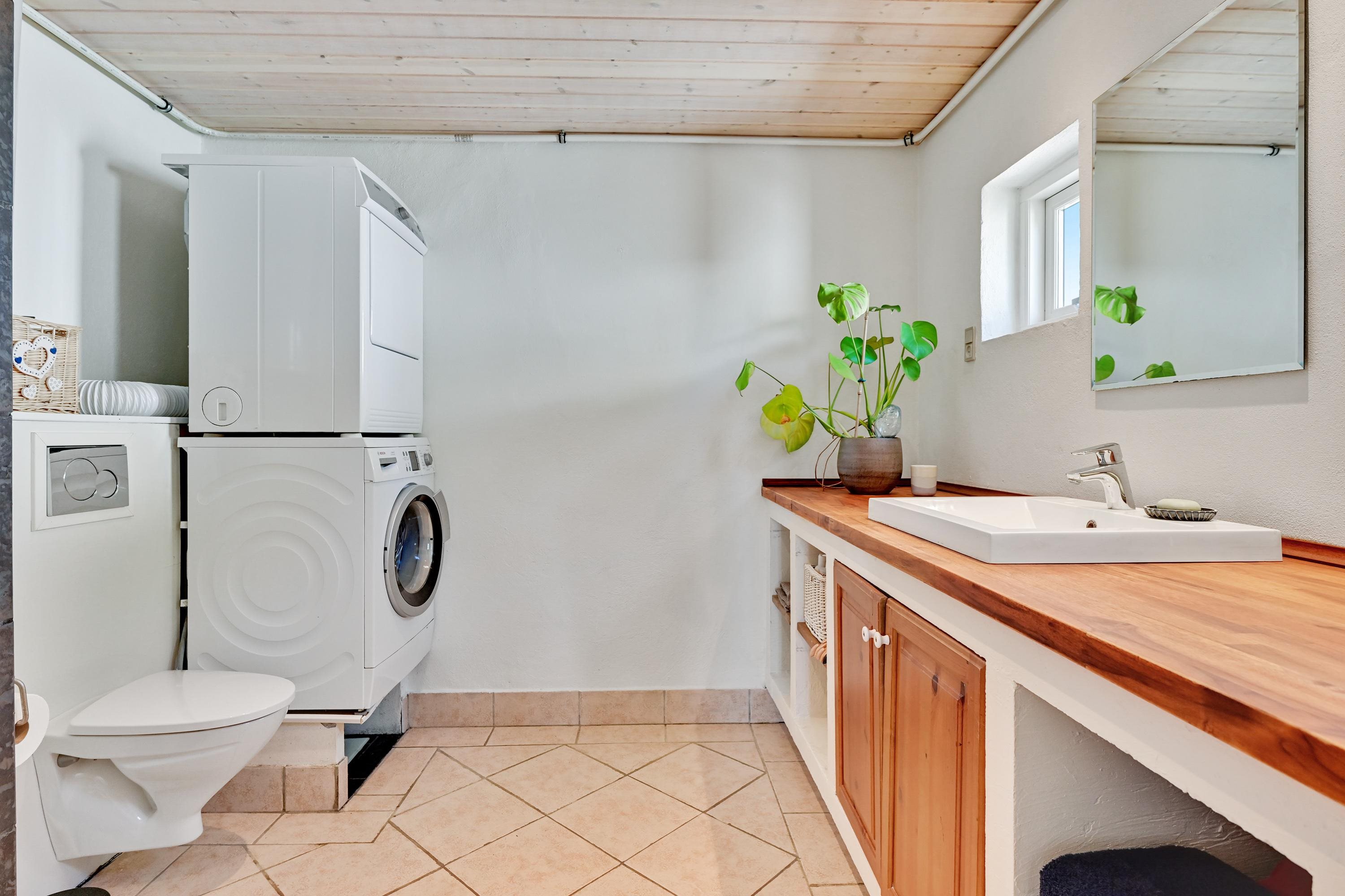 Fremhævet badeværelse billede i fuldskærmstilstand. Billede af Sejersgade 11, Vium, 8620 Kjellerup