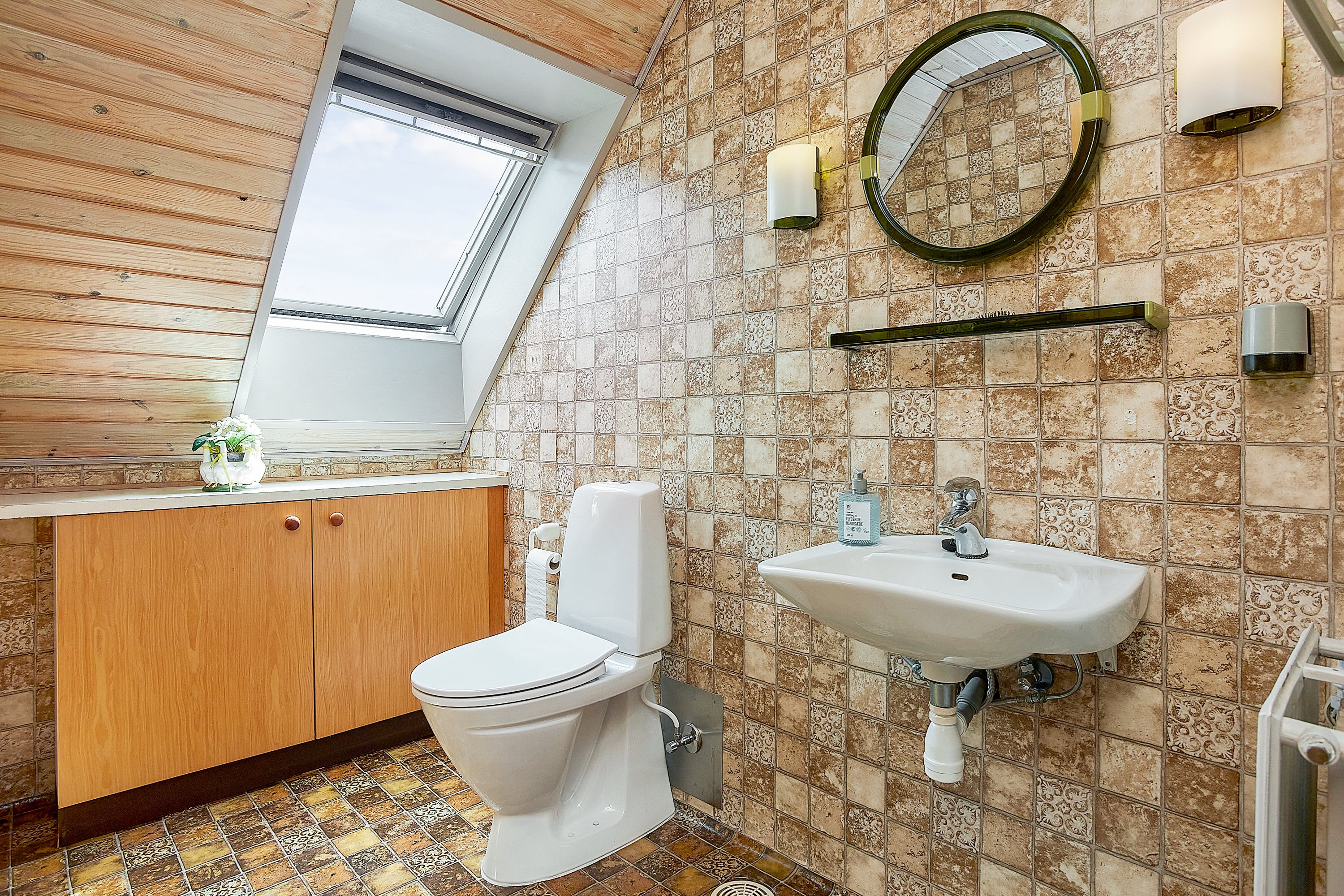 Fremhævet toilet billede i fuldskærmstilstand. Billede af Ligustervænget 7, 7130 Juelsminde