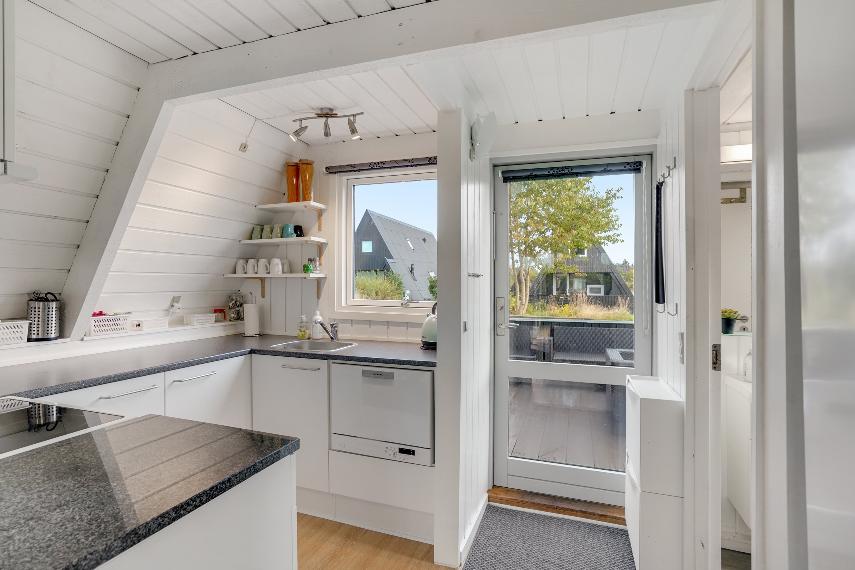 Fremhævet køkken billede i fuldskærmstilstand. Billede af Golfsvinget 250, Gatten, 9640 Farsø