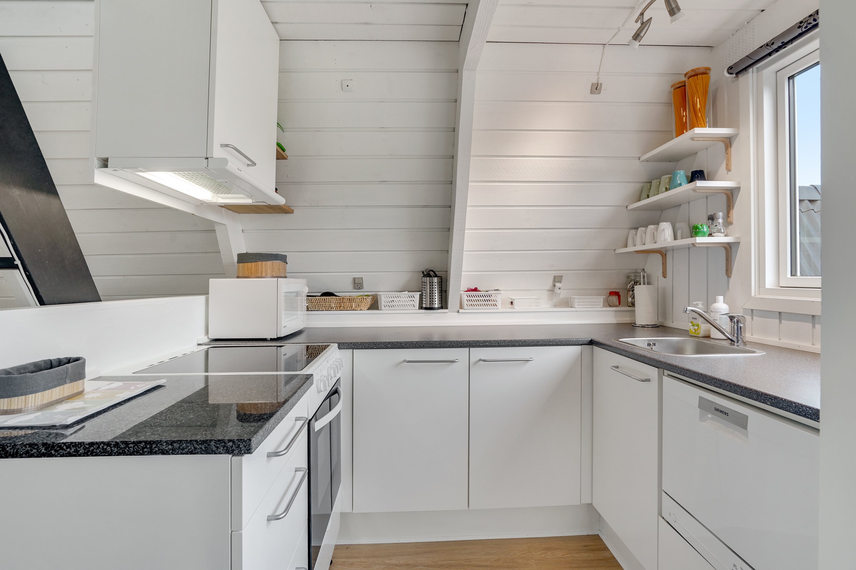 Fremhævet køkken billede i fuldskærmstilstand. Billede af Golfsvinget 250, Gatten, 9640 Farsø