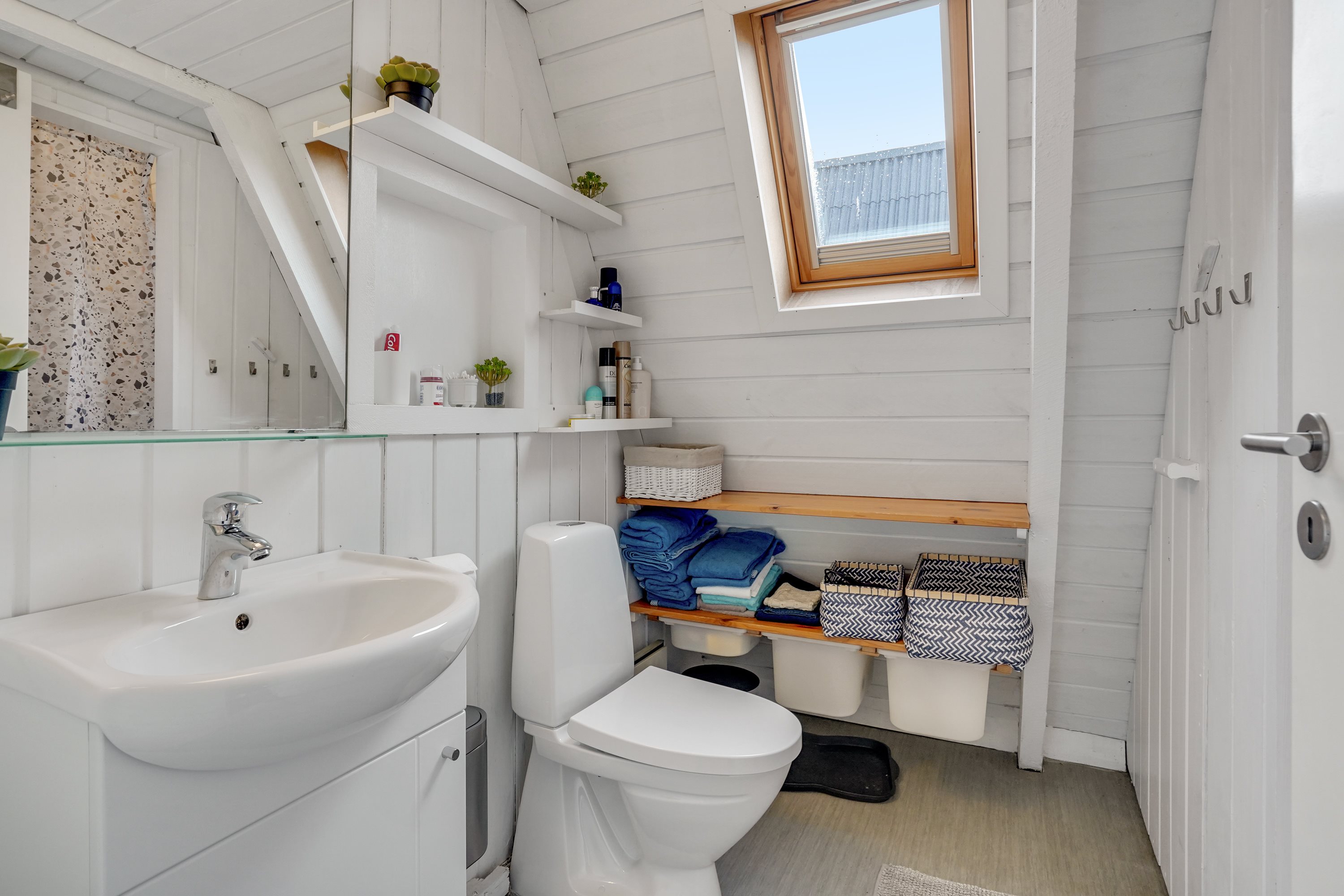 Fremhævet badeværelse billede i fuldskærmstilstand. Billede af Golfsvinget 250, Gatten, 9640 Farsø