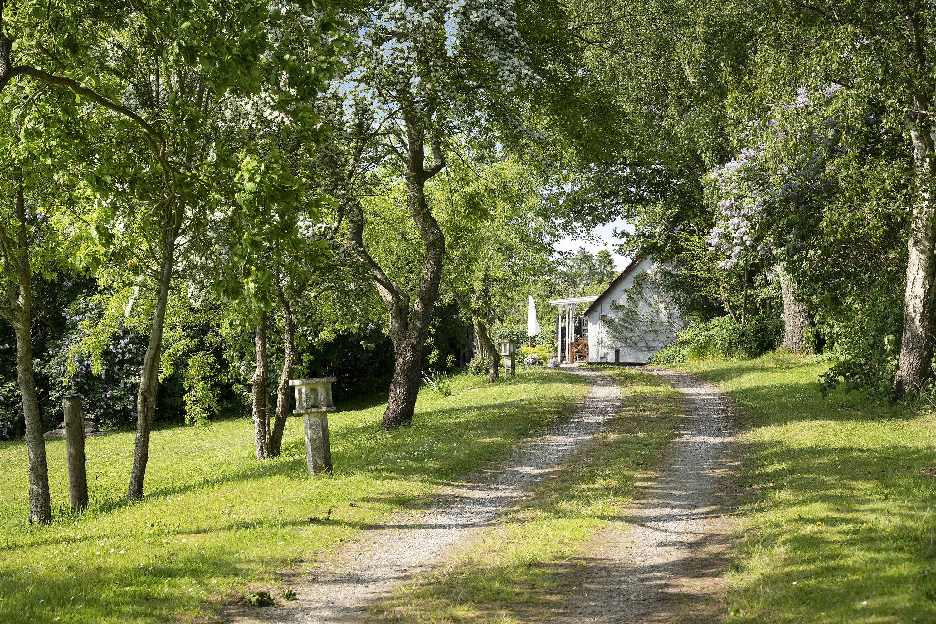 Fremhævet indkørsel billede i fuldskærmstilstand. Billede af Mamrelundsvej 2, Vejlby, 8961 Allingåbro