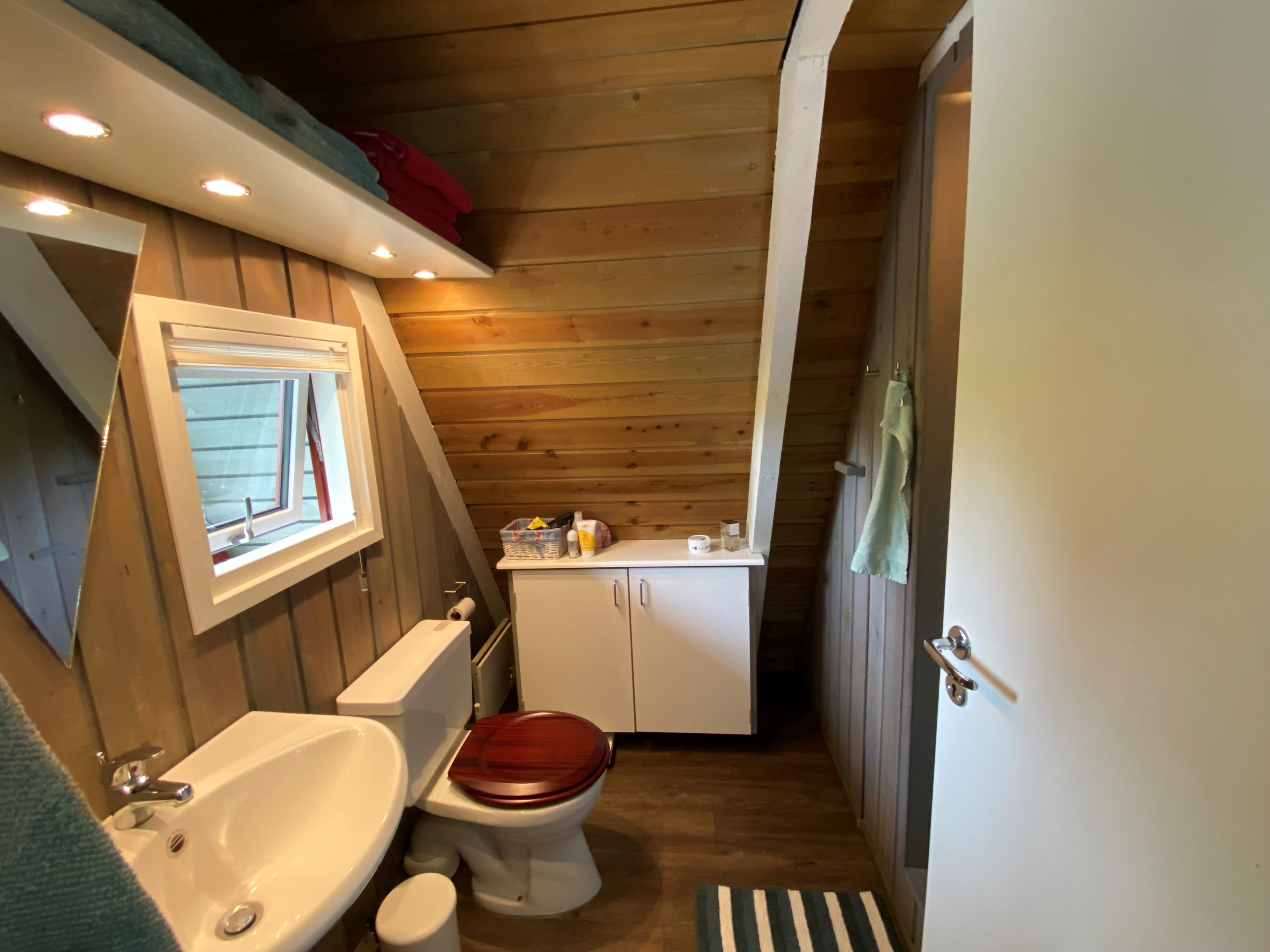 Fremhævet badeværelse billede i fuldskærmstilstand. Billede af Golfsvinget 127, Gatten, 9640 Farsø